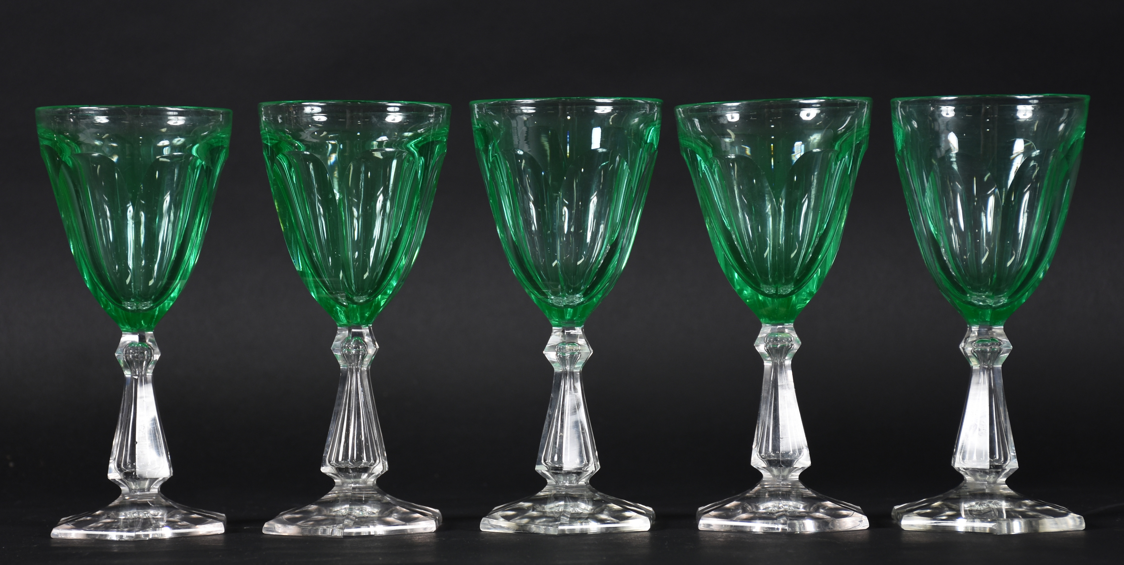 Cinco cálices para vinho branco de cristal verde facetado, bases... - foto 1 de 3