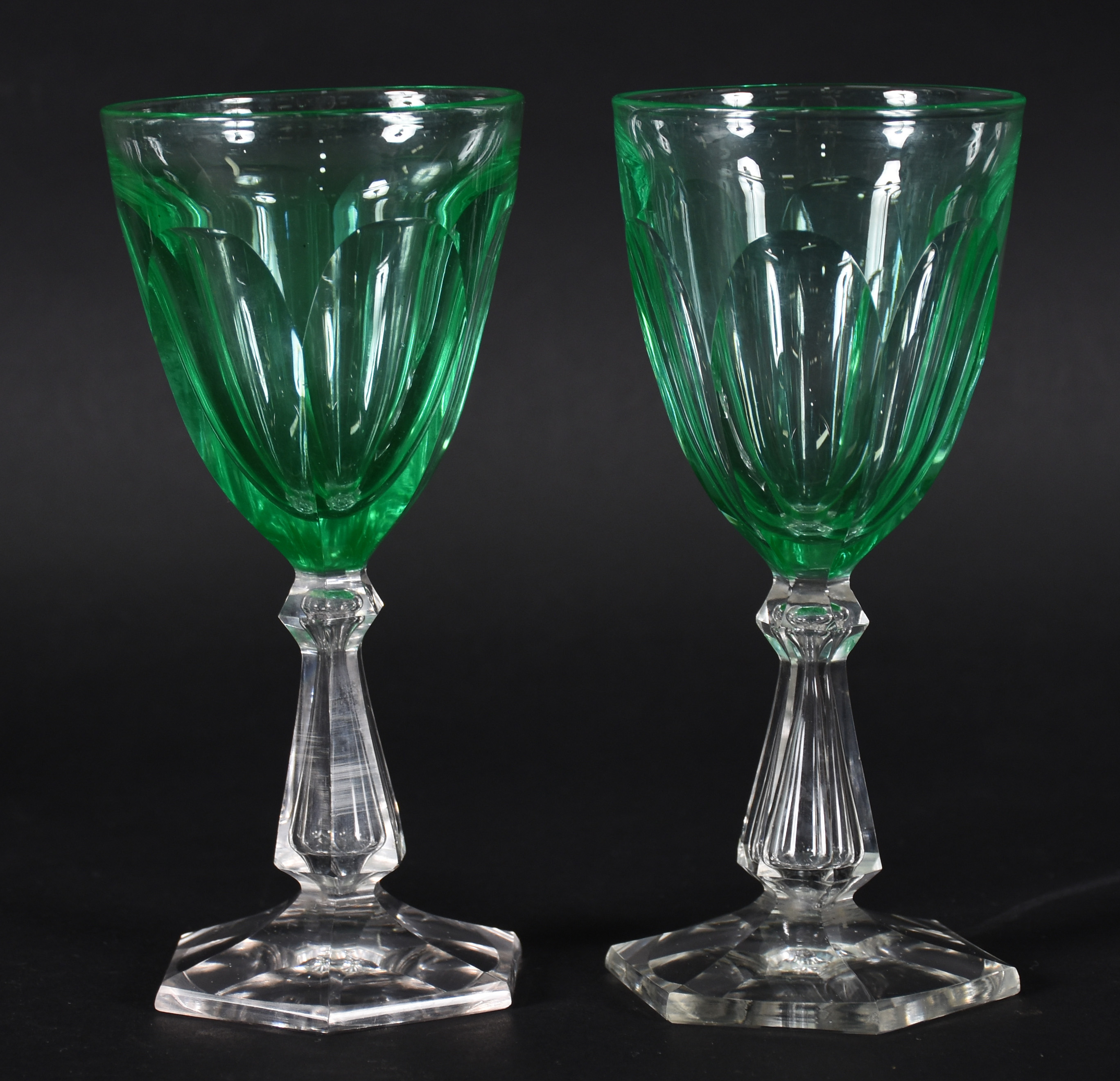 Cinco cálices para vinho branco de cristal verde facetado, bases... - foto 3 de 3