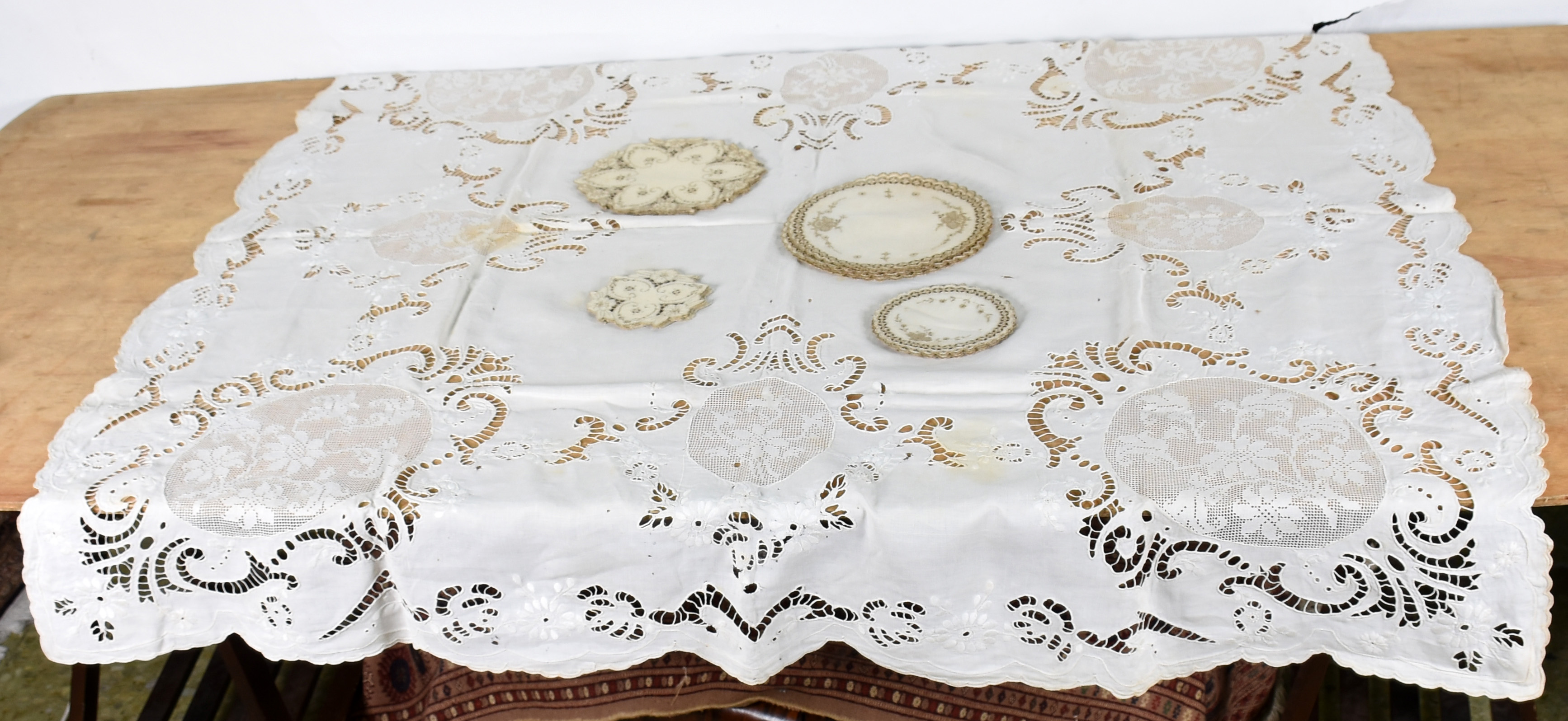 Toalha de mesa de linho portugues com bordados da Ilha da Madeira... - foto 2 de 3