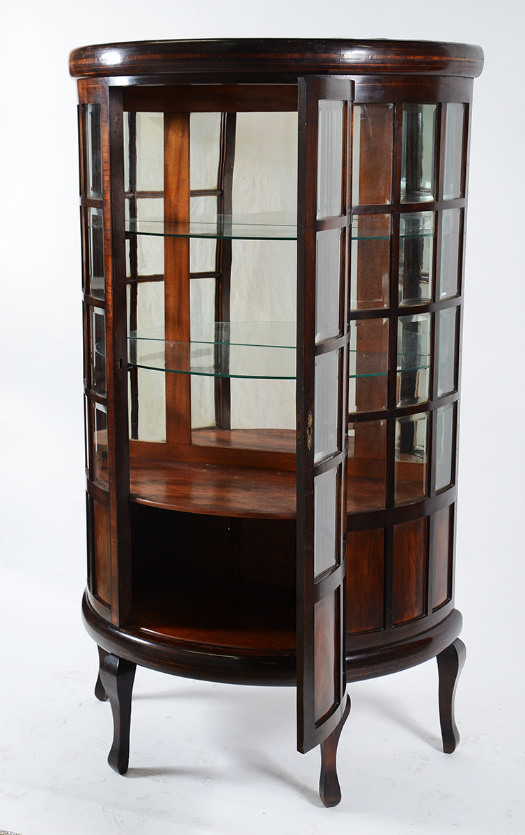 Cristaleira de madeira nobre feitio bombé, vidros bisotados e... - foto 2 de 2