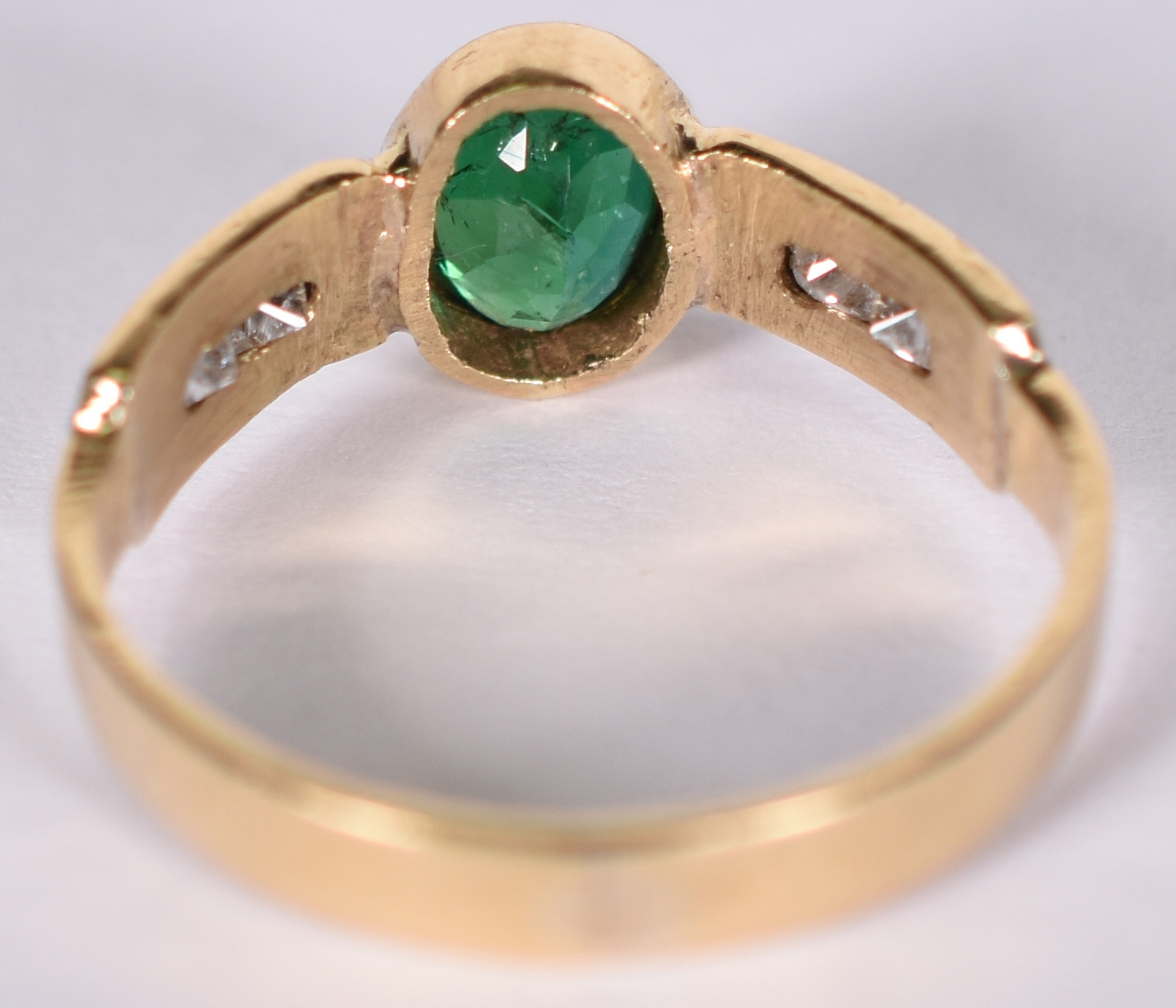 Anel de ouro 18k, brilhante e esmeralda.Aro 18 (por questão de... - foto 3 de 3