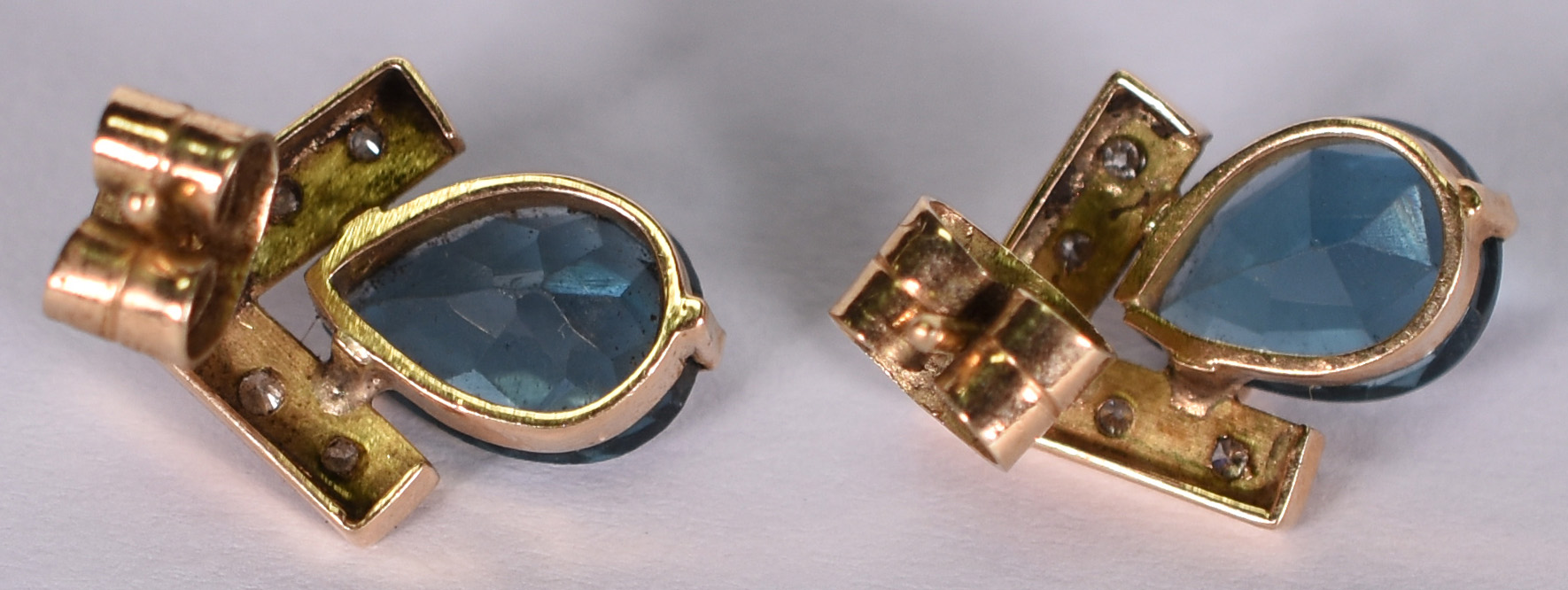 Par de brincos de ouro 18k e topázio azul (por questão de segurança a... - foto 2 de 2