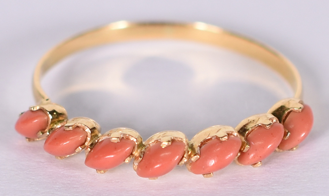 Meia aliança de ouro 18k e coral.Aro 16 (por questão de segurança a... - foto 1 de 3