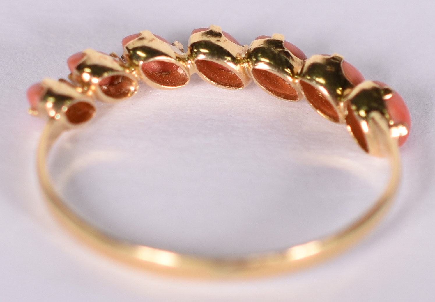 Meia aliança de ouro 18k e coral.Aro 16 (por questão de segurança a... - foto 3 de 3