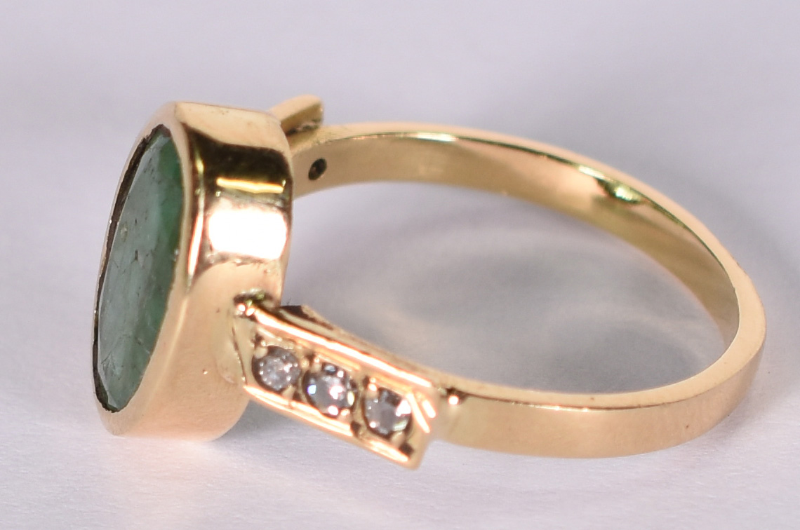 Anel de ouro 18k com brilhante e esmeralda. aro 17 (por questão de... - foto 2 de 3