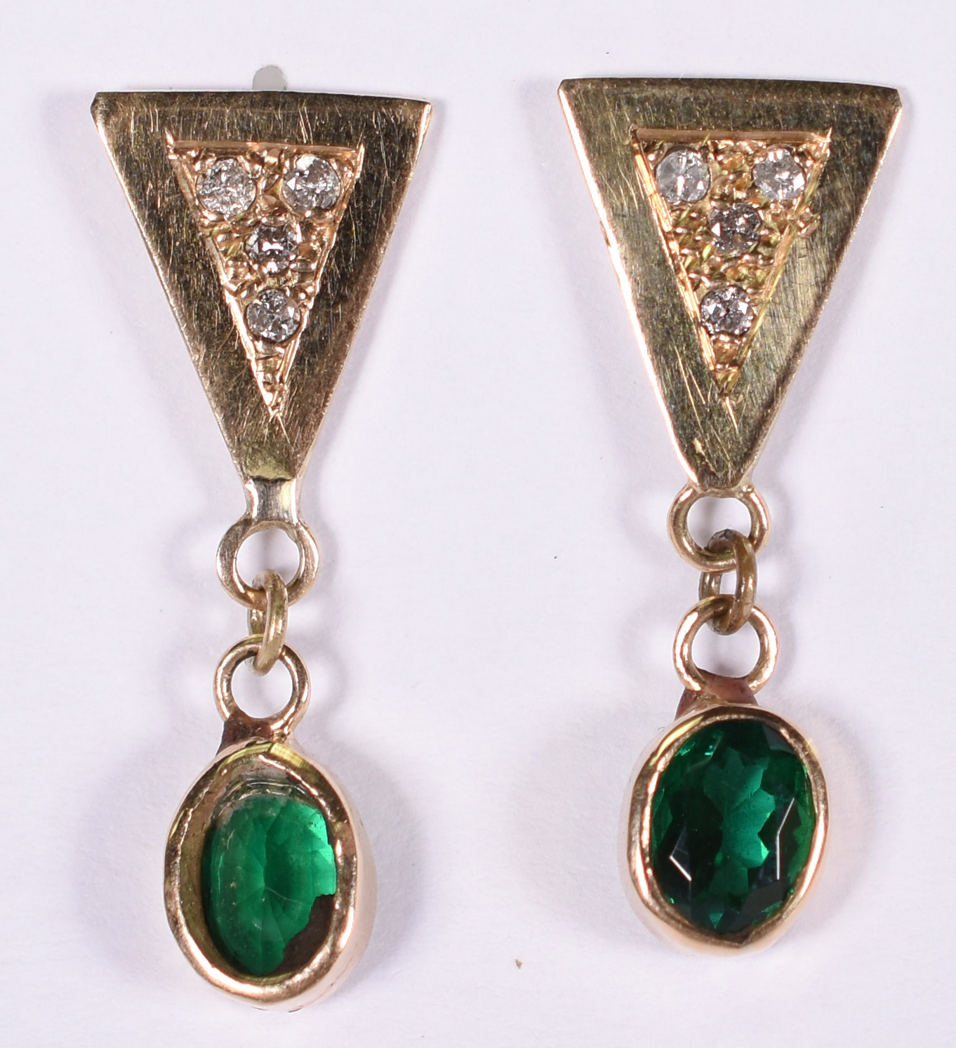 Par de brincos de ouro 18k com brilhante e esmeralda. (por questão de... - foto 1 de 4