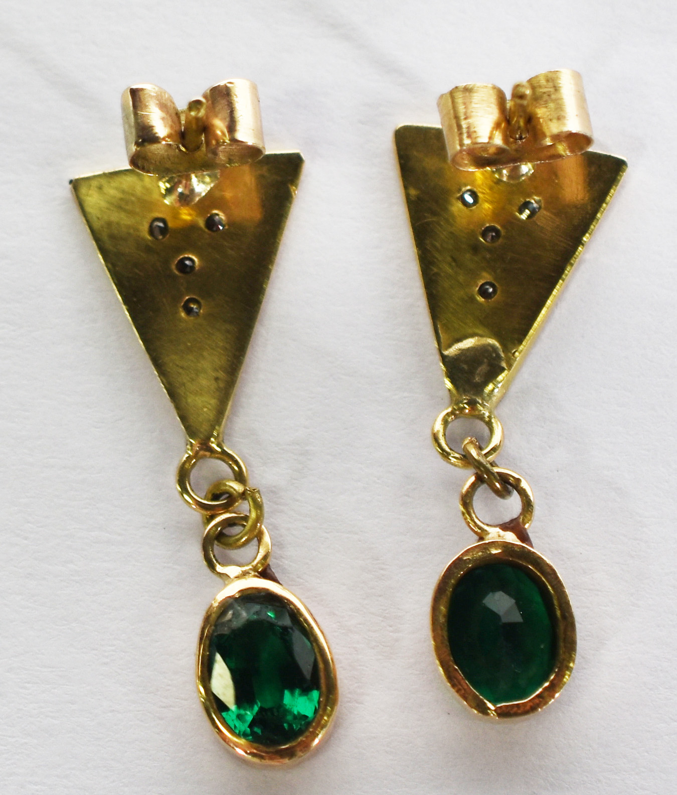 Par de brincos de ouro 18k com brilhante e esmeralda. (por questão de... - foto 2 de 4