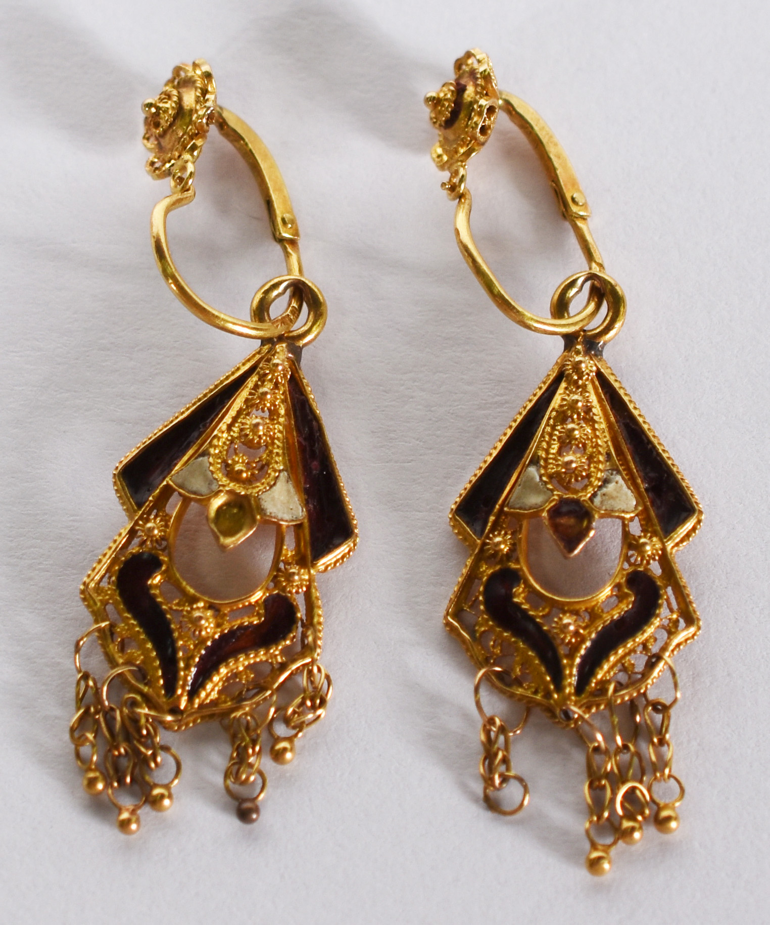 Par de brincos antigos de ouro 18k e esmalte (por questão de... - foto 1 de 5