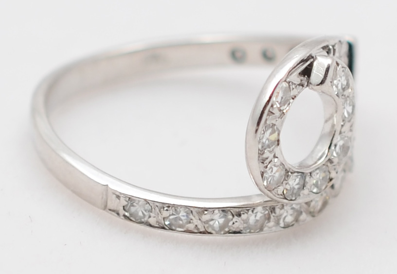 Anel de ouro branco com aproximadamente 1.0 ct de brilhantes. Peso... - foto 2 de 2