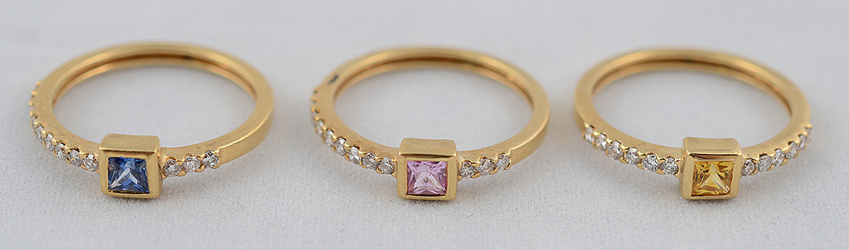 Três anéis modelo meia aliança de ouro amarelo 18 k com turmalinas e...