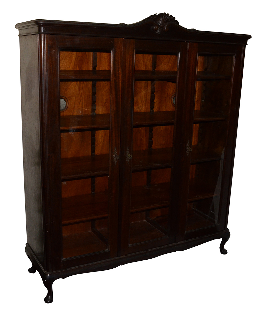 Vitrine de madeira nobre estilo Chipendale com três portas de vidro...