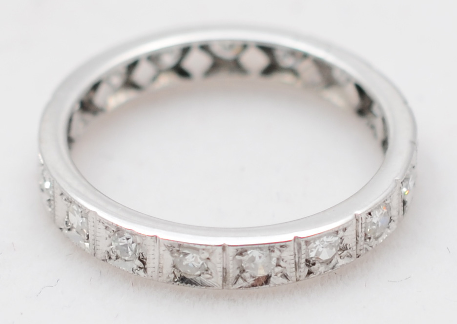 Aliança completa de ouro branco com aproximadamente 1.0 ct de...