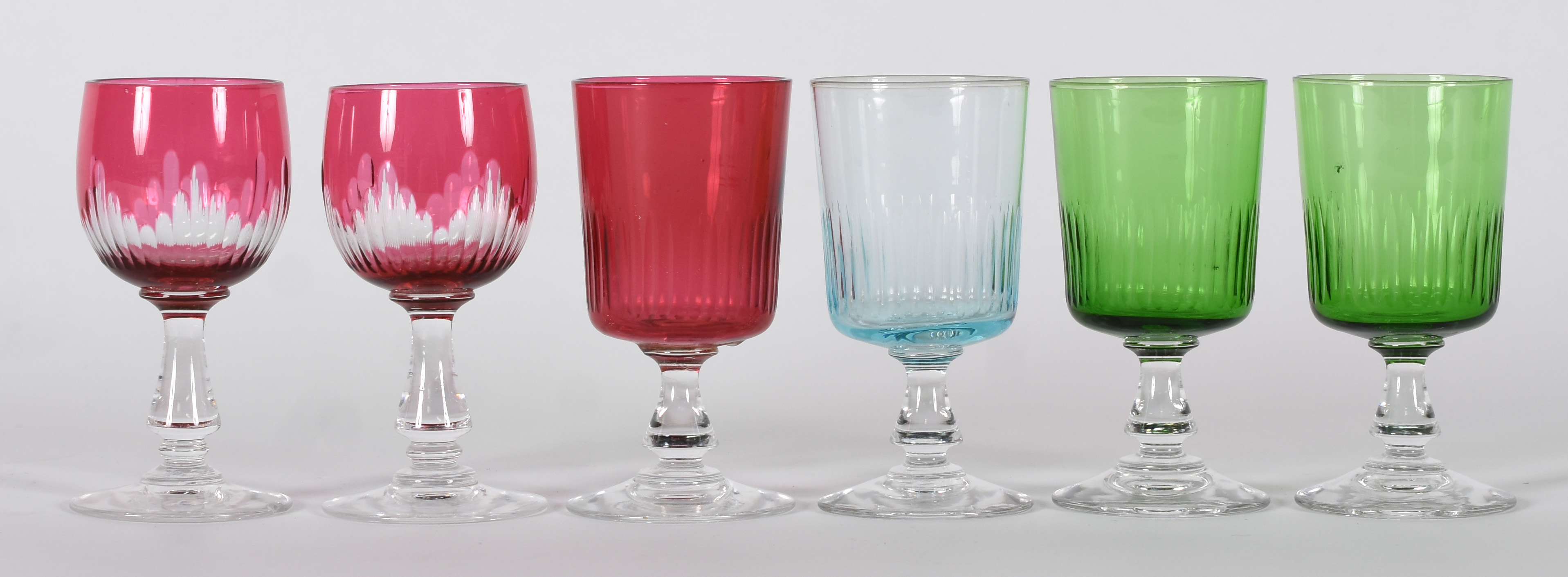Seis cálices de cristal europeu lapidado em diversas cores e modelos. - foto 1 de 4