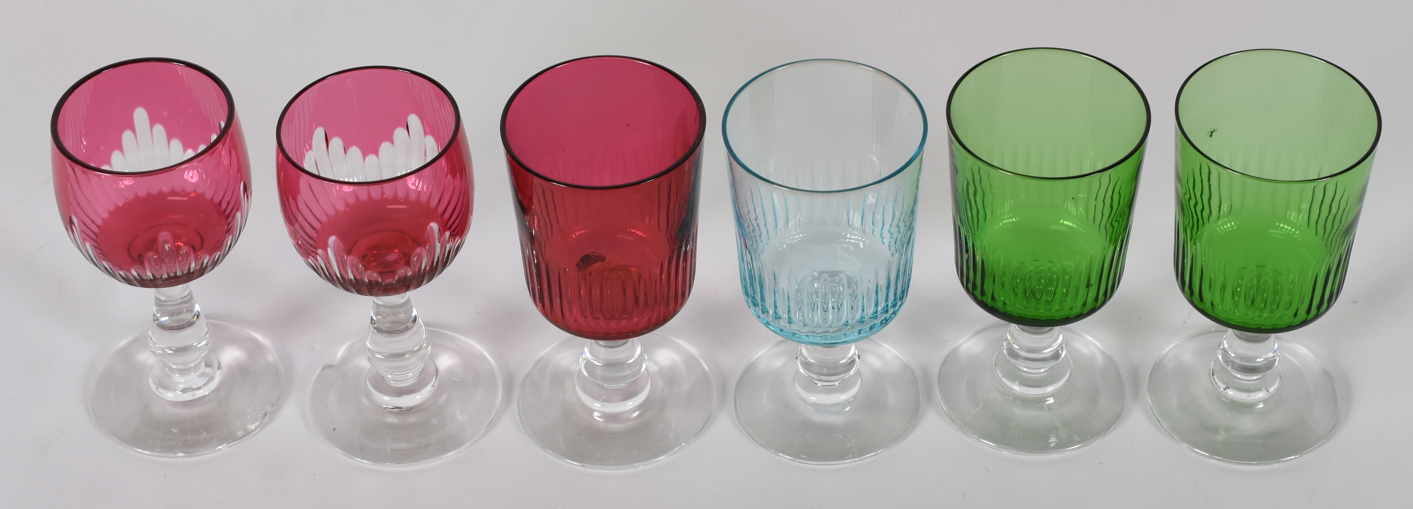 Seis cálices de cristal europeu lapidado em diversas cores e modelos. - foto 2 de 4