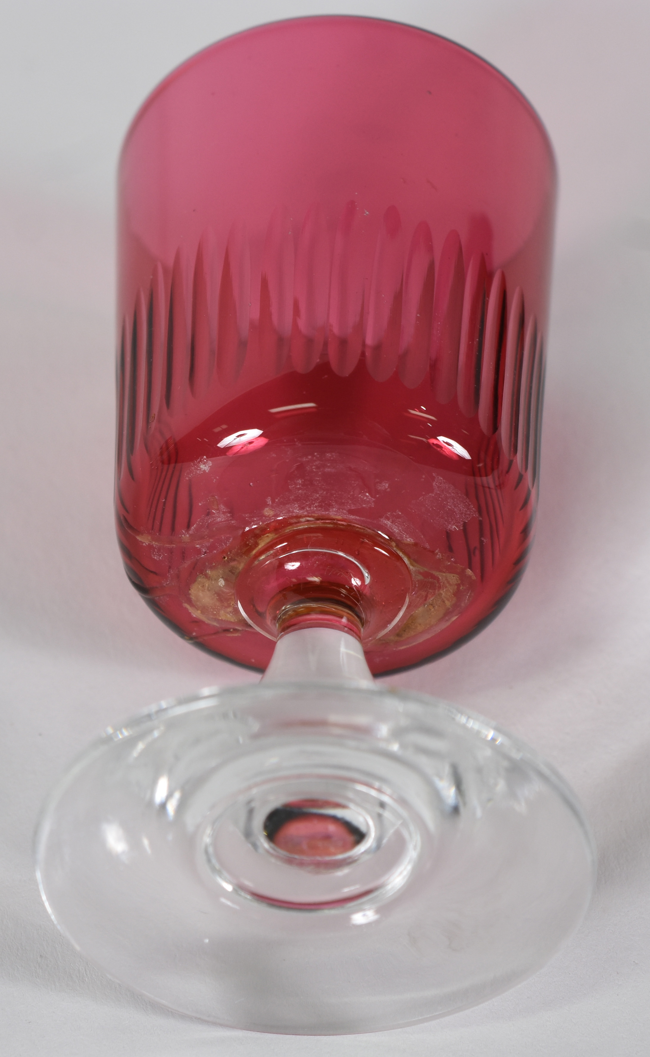 Seis cálices de cristal europeu lapidado em diversas cores e modelos. - foto 4 de 4