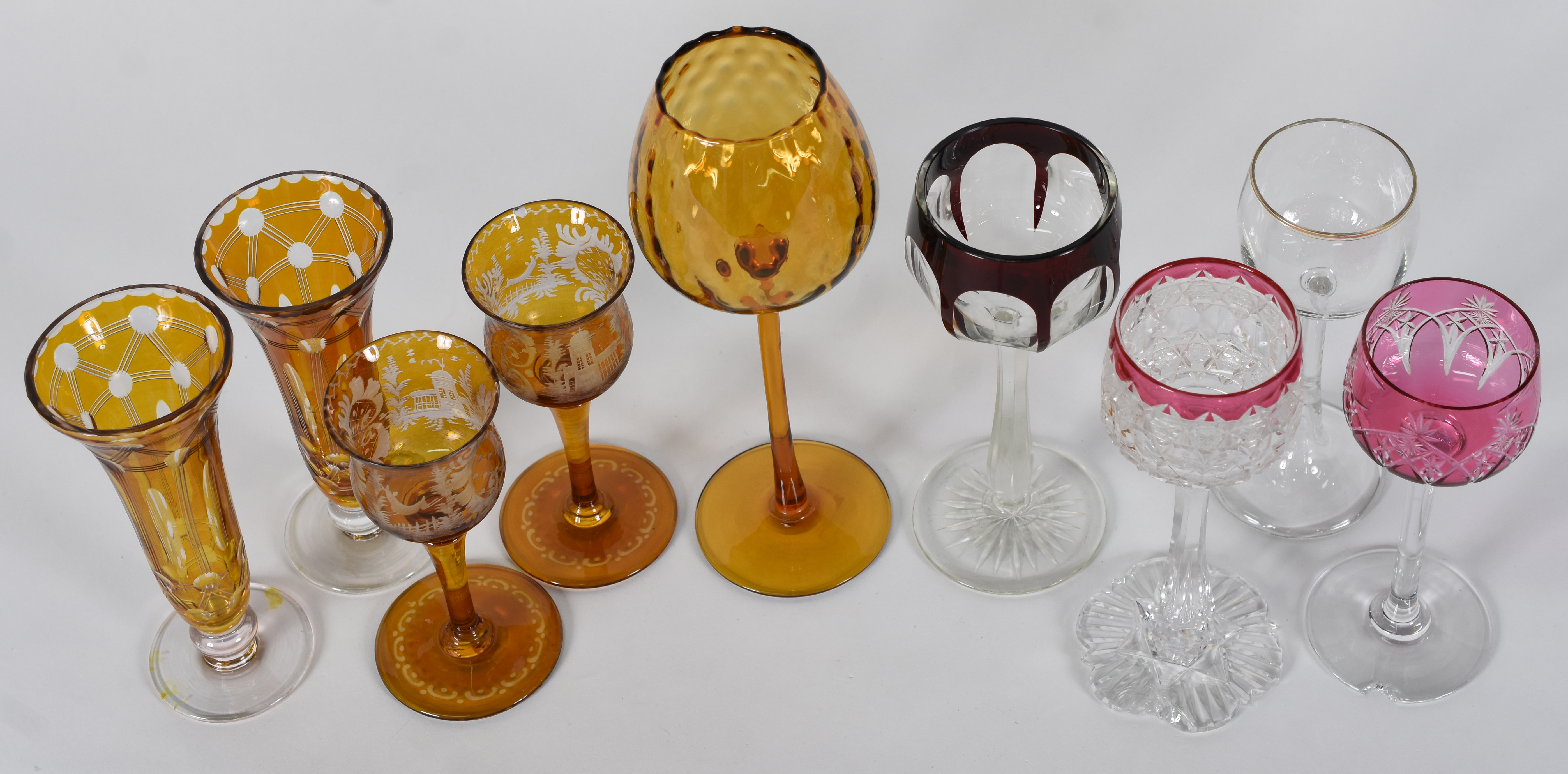 Nove taças de cristal lapidadas , vários modelos .( 2 bicados ) - foto 2 de 5