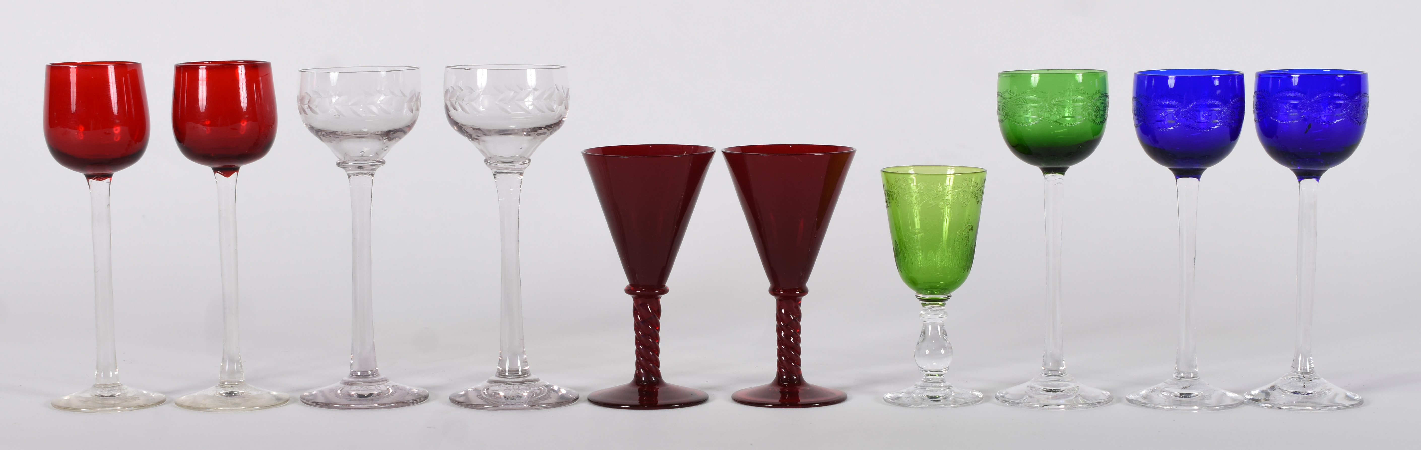 Dez taças de cristal coloridas de diversos modelos . - foto 1 de 2