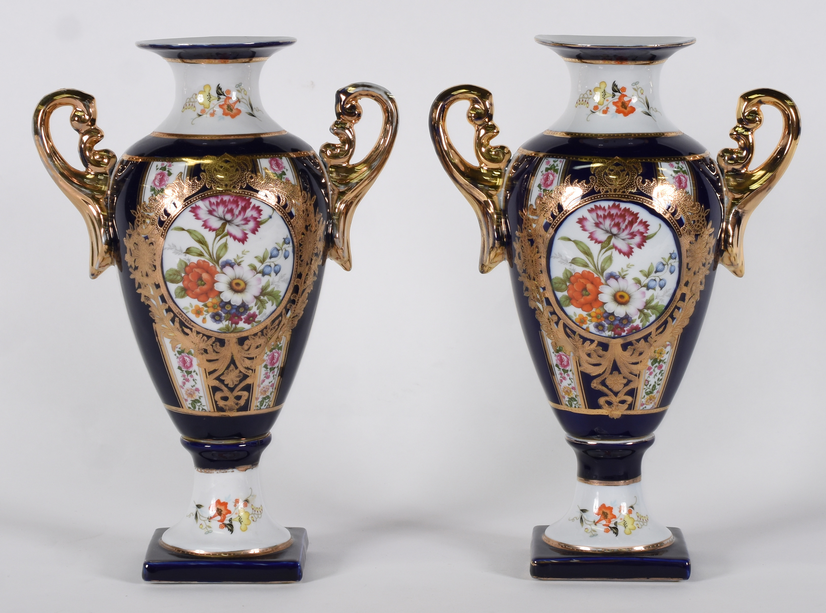 Par de ânforas de porcelana azul cobalto com dourado e flores em... - foto 1 de 4