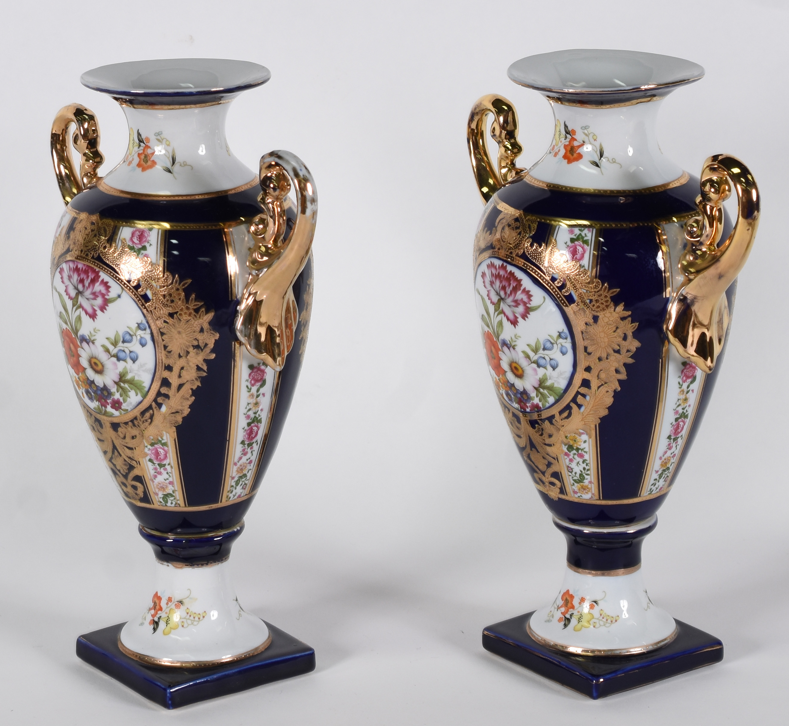 Par de ânforas de porcelana azul cobalto com dourado e flores em... - foto 2 de 4
