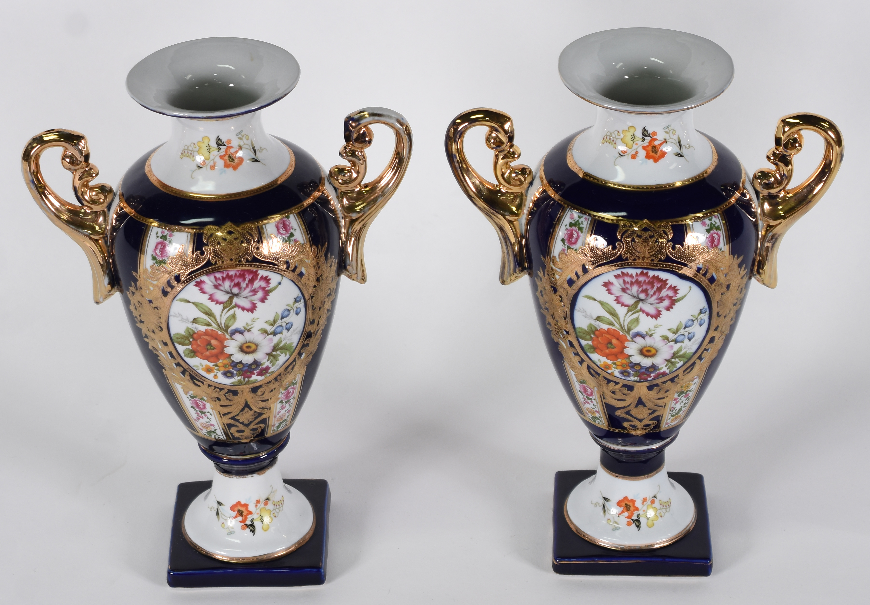 Par de ânforas de porcelana azul cobalto com dourado e flores em... - foto 3 de 4