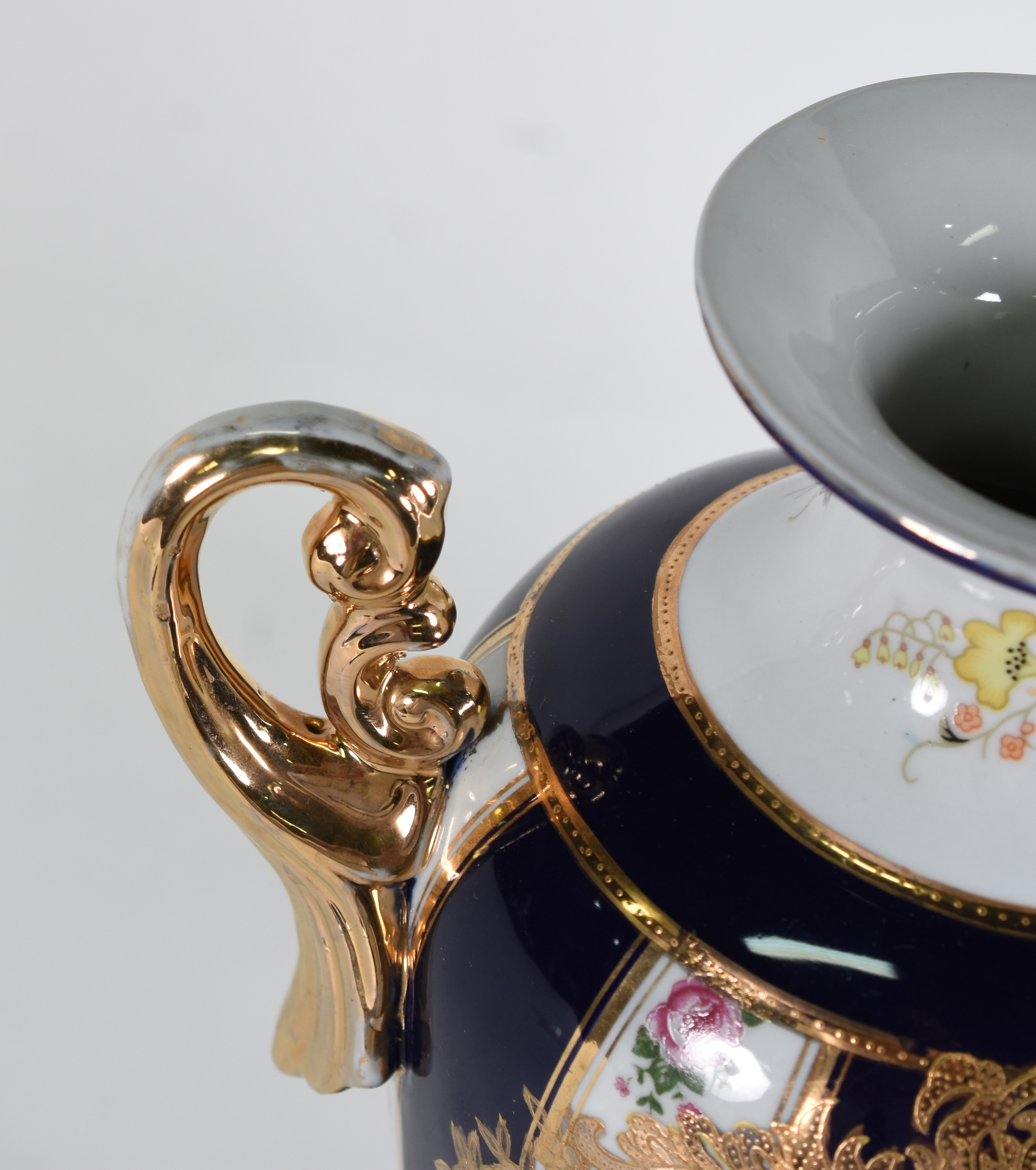 Par de ânforas de porcelana azul cobalto com dourado e flores em... - foto 4 de 4