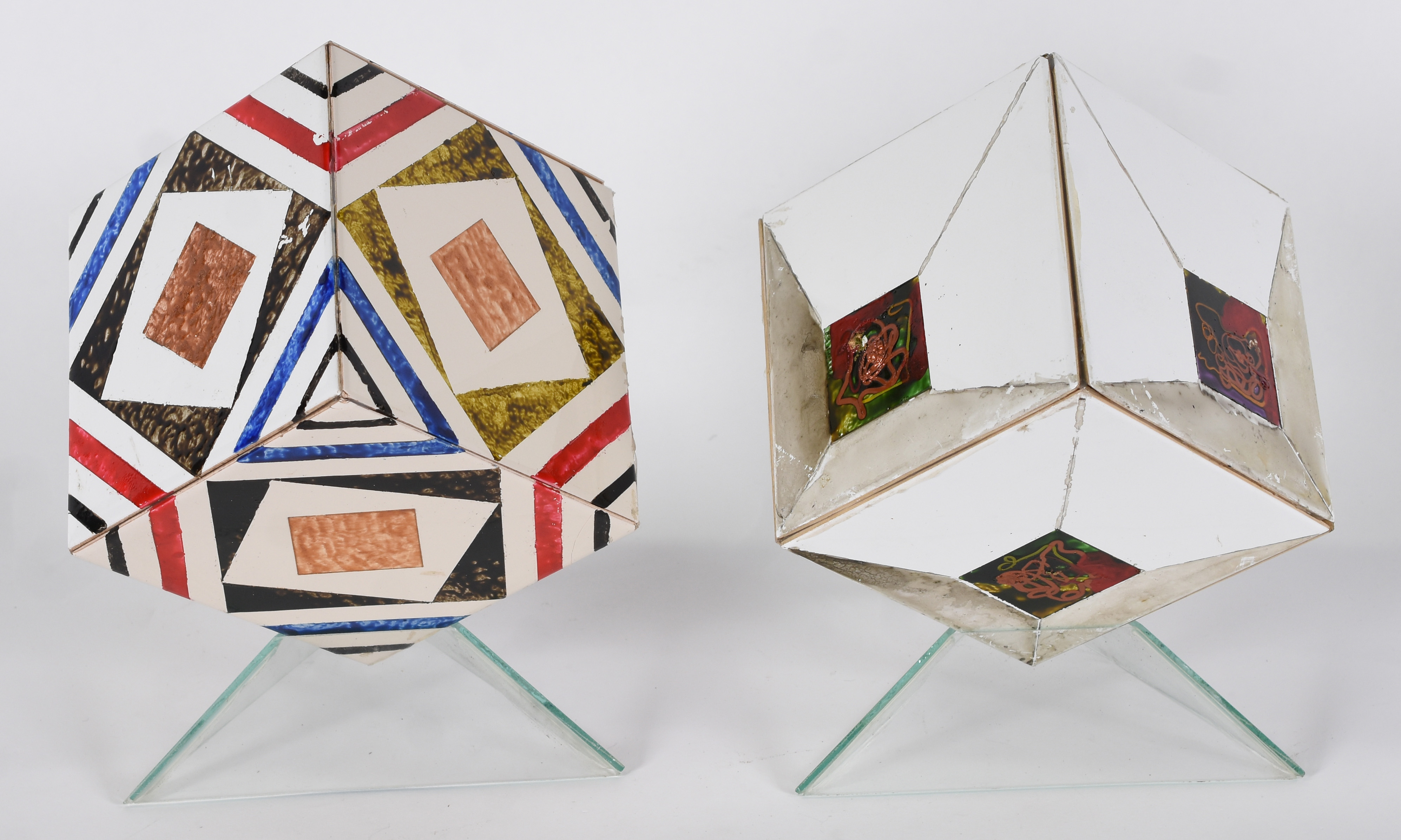 Dois cubos decorativos com bases em acrílico . - foto 1 de 5