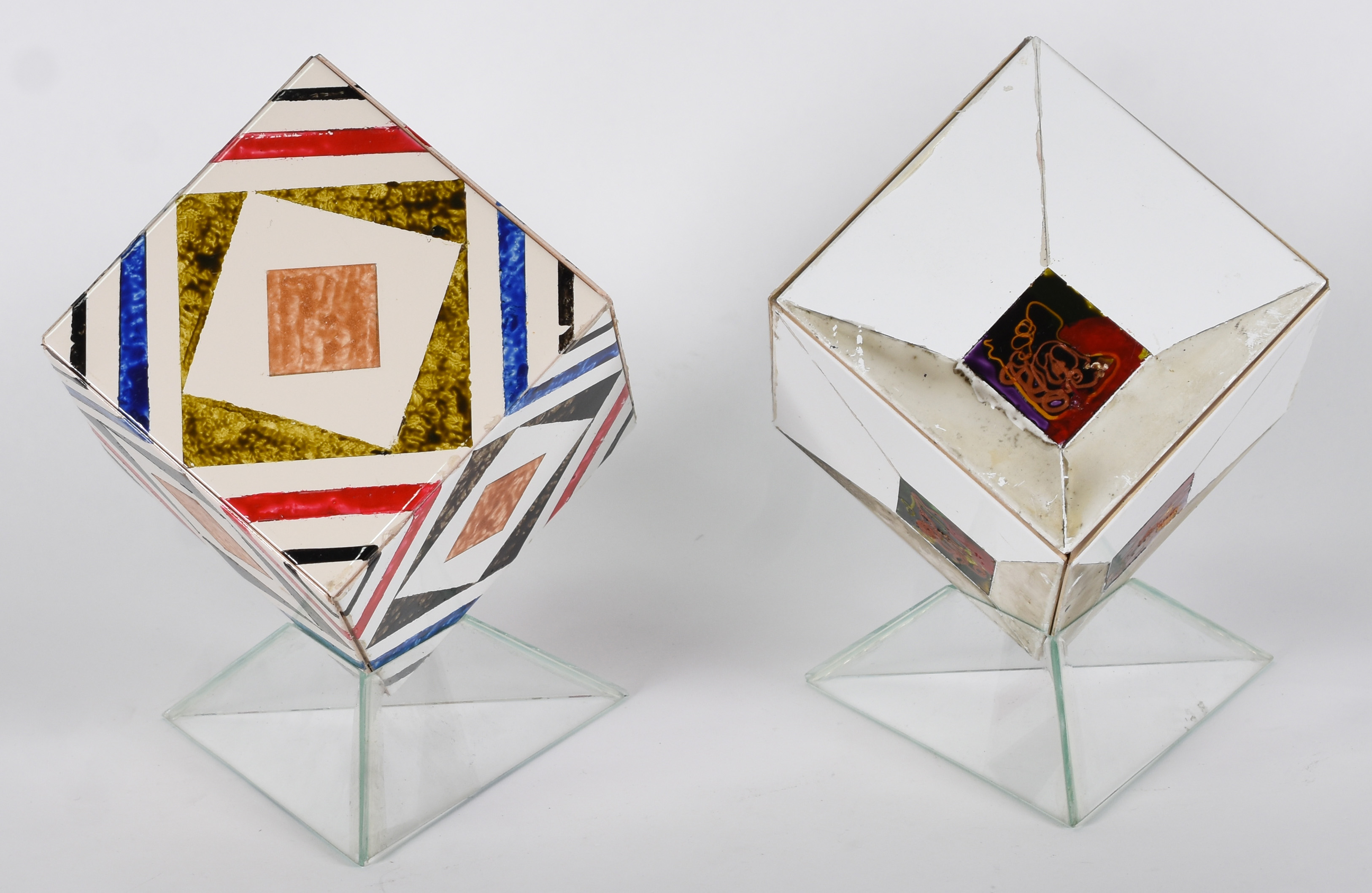 Dois cubos decorativos com bases em acrílico . - foto 2 de 5