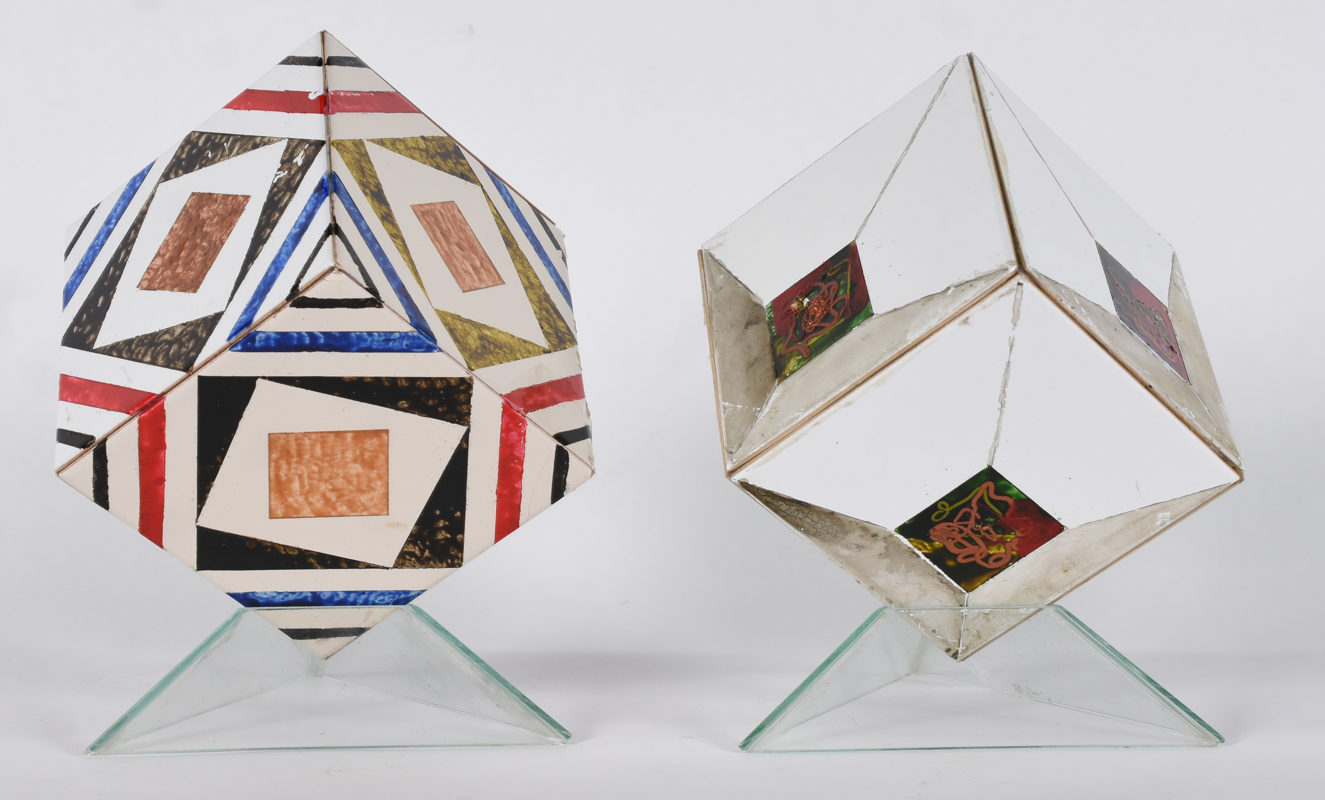 Dois cubos decorativos com bases em acrílico . - foto 3 de 5