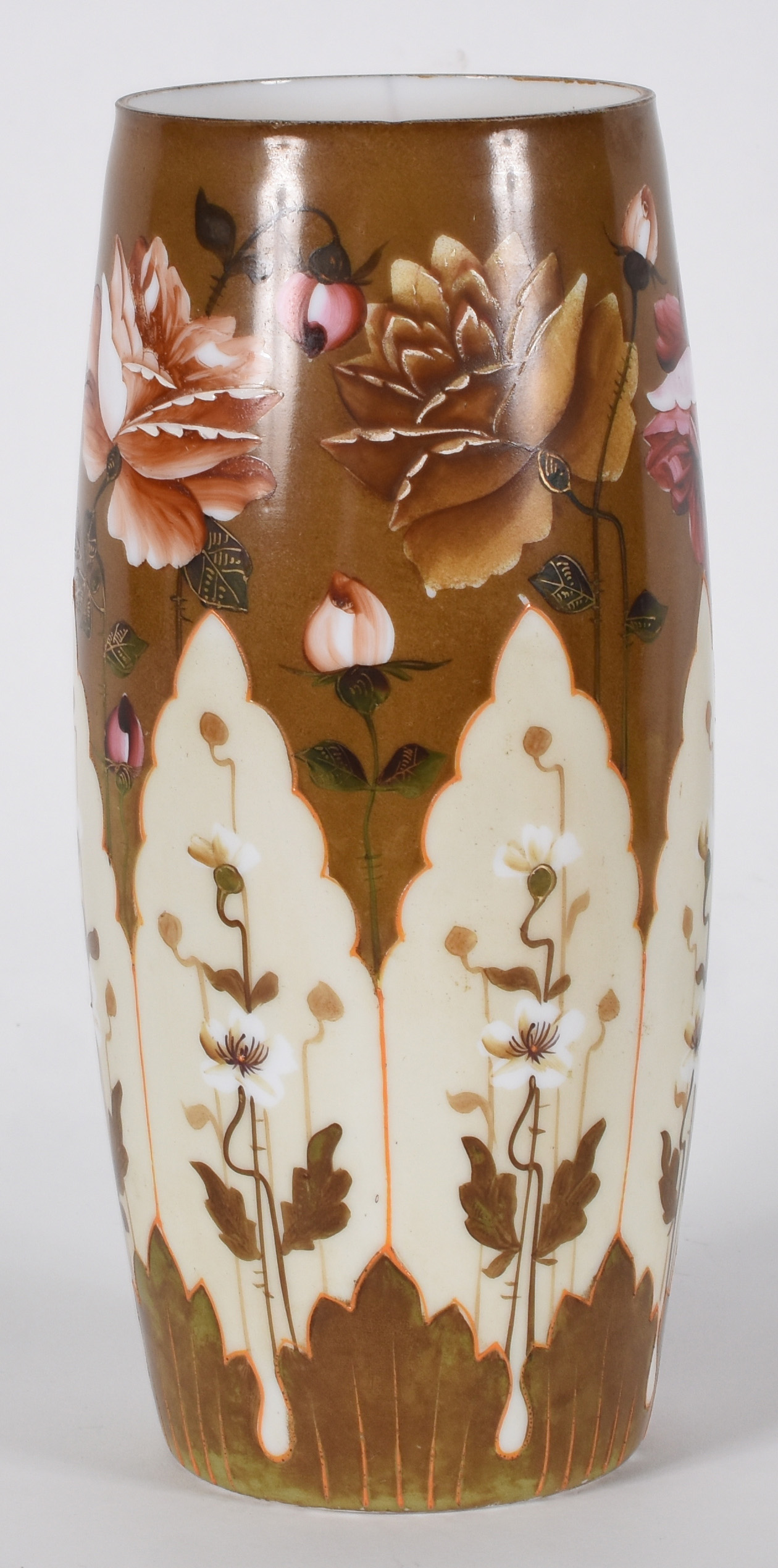 Vaso de opalina branca com flores em policromia. - foto 1 de 3