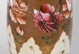 Vaso de opalina branca com flores em policromia. - Vaso de opalina branca com flores em policromia.