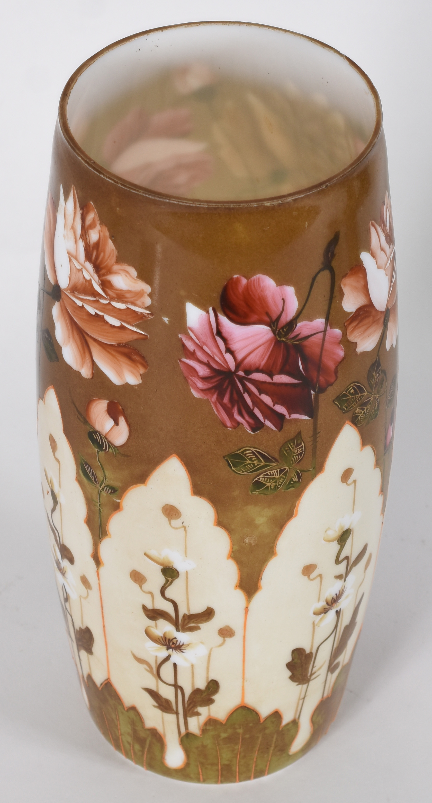 Vaso de opalina branca com flores em policromia. - foto 2 de 3