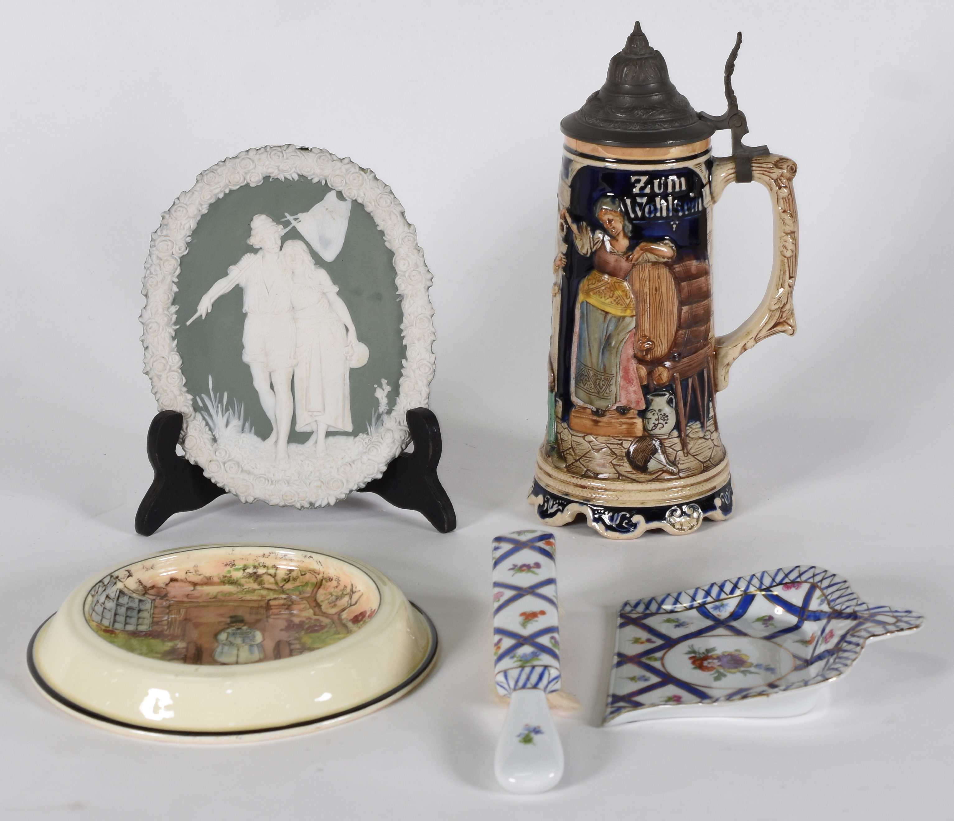 Quatro peças diversas : placa Wedgwood verde com casal em relevo... - foto 1 de 8