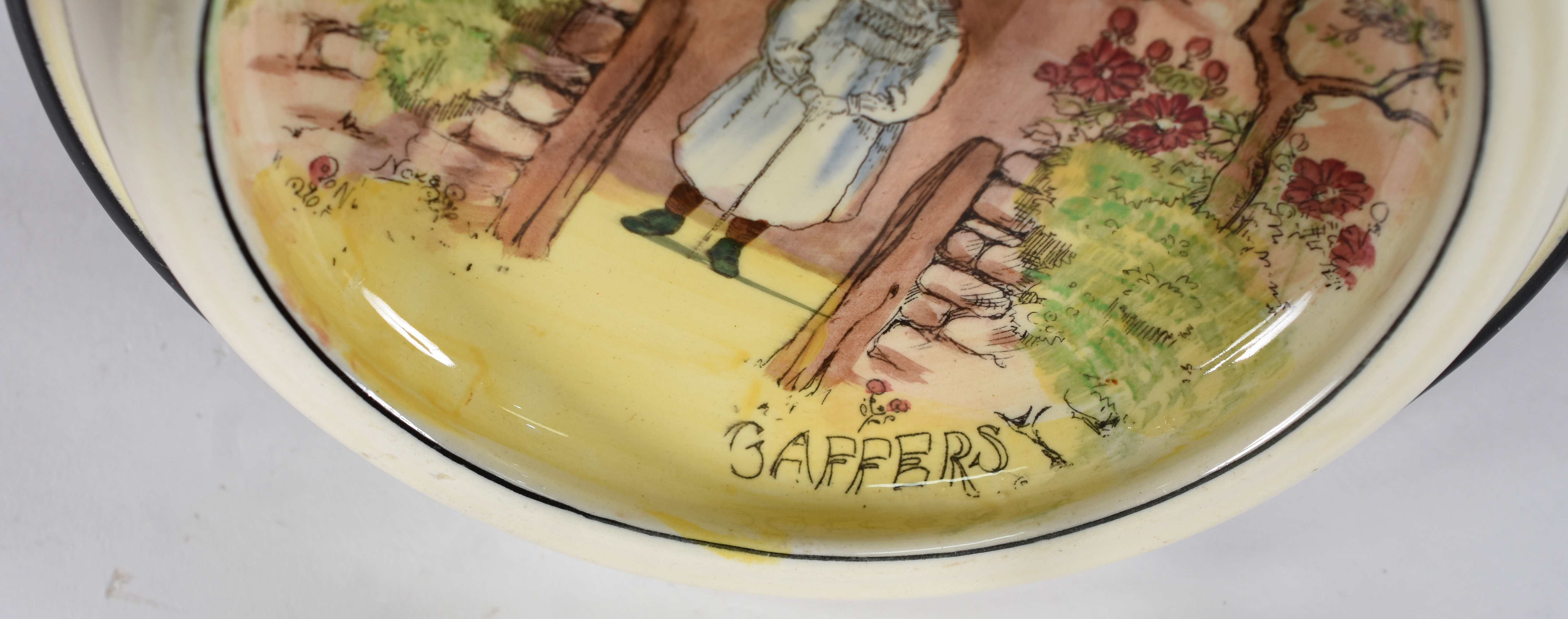 Quatro peças diversas : placa Wedgwood verde com casal em relevo... - foto 2 de 8