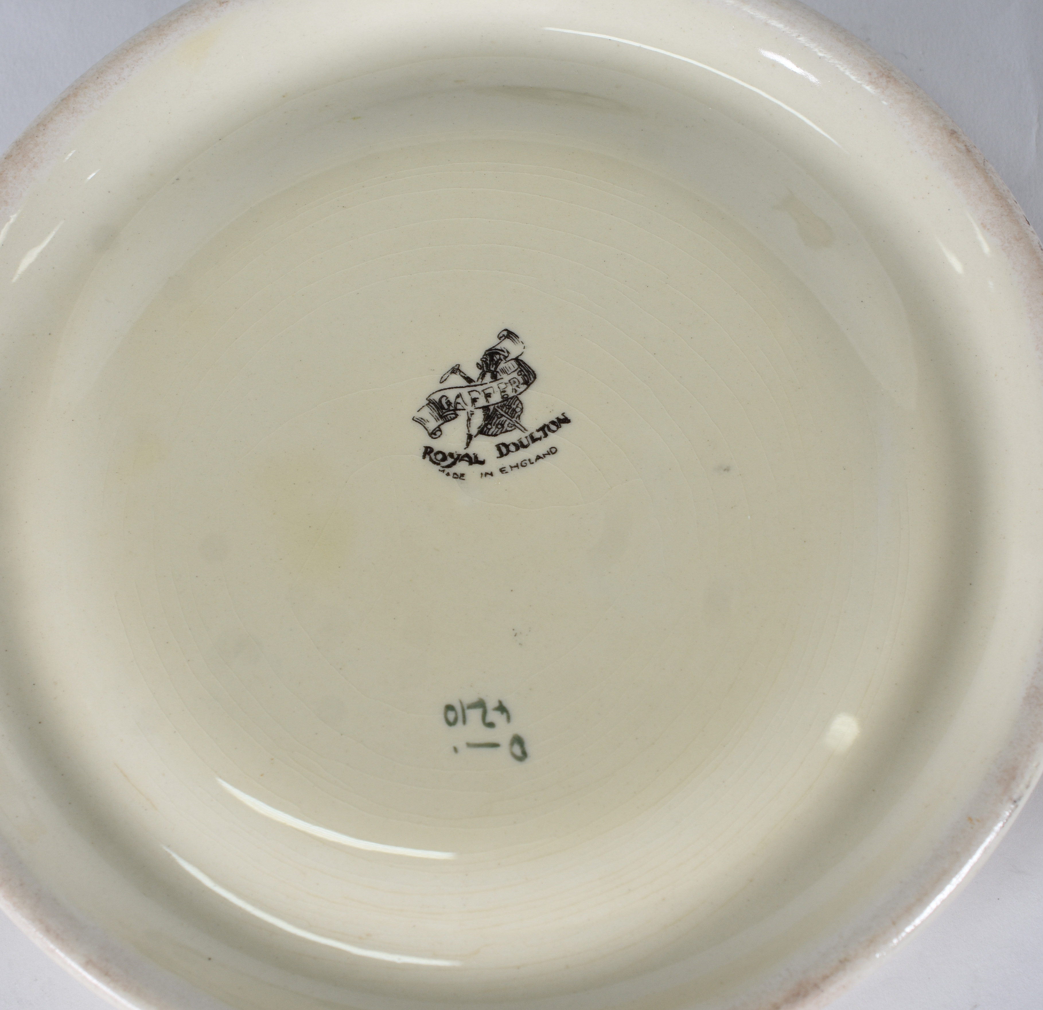 Quatro peças diversas : placa Wedgwood verde com casal em relevo... - foto 3 de 8