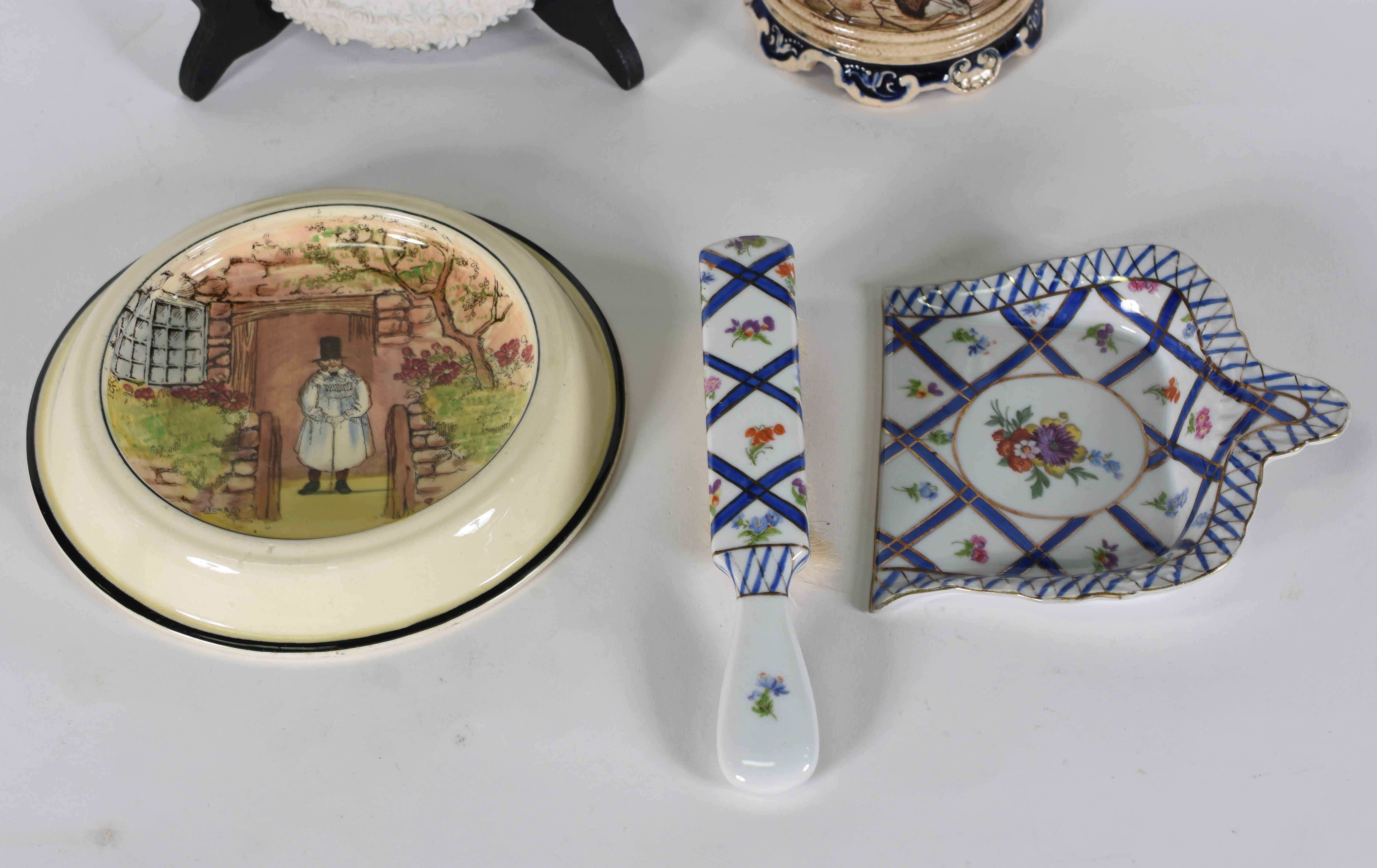 Quatro peças diversas : placa Wedgwood verde com casal em relevo... - foto 4 de 8