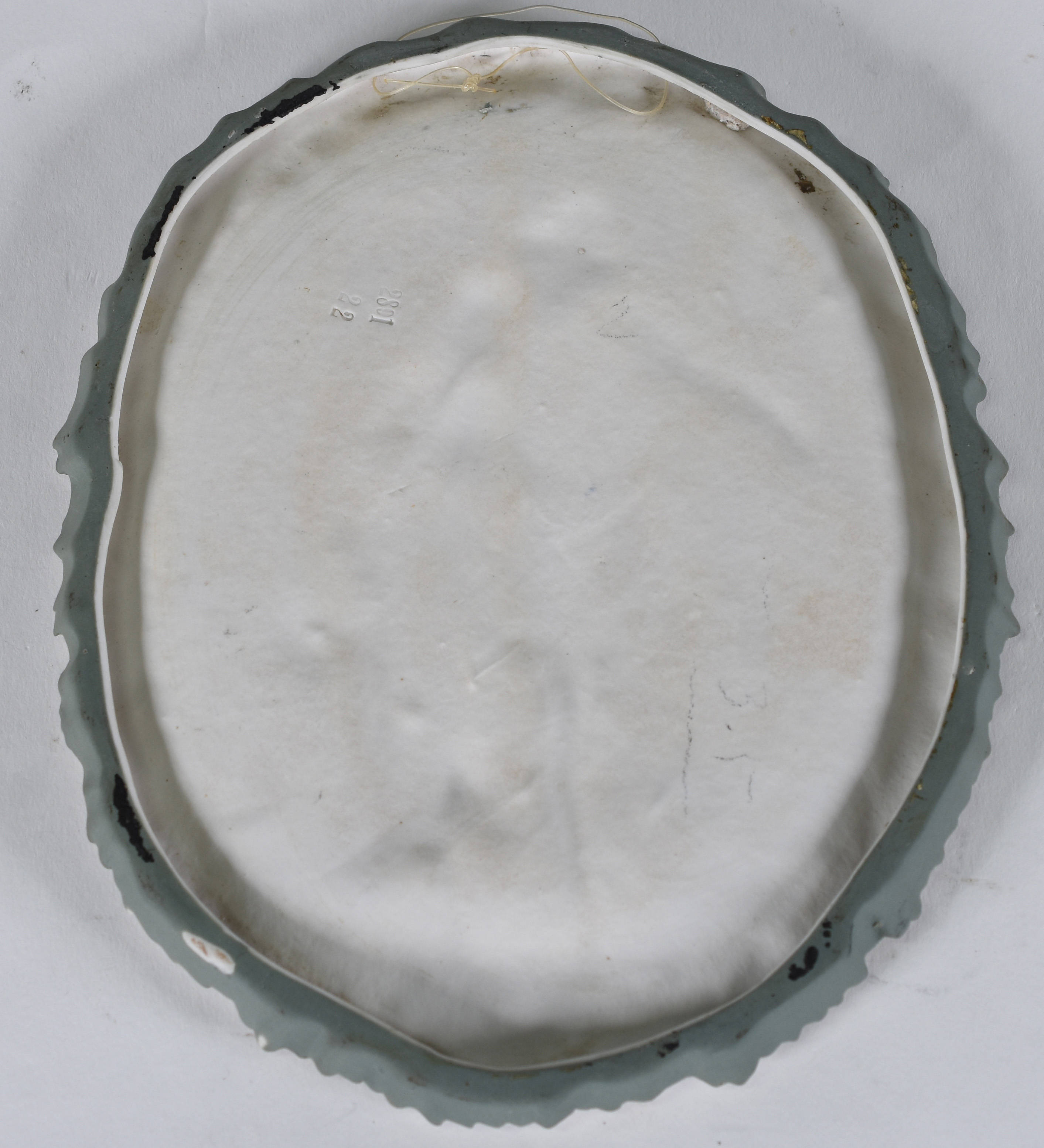 Quatro peças diversas : placa Wedgwood verde com casal em relevo... - foto 5 de 8