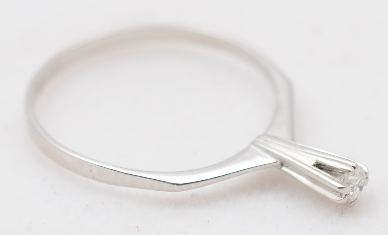 Anel solitário de ouro branco com aproximadamente 0.10 ct de... - foto 1 de 2