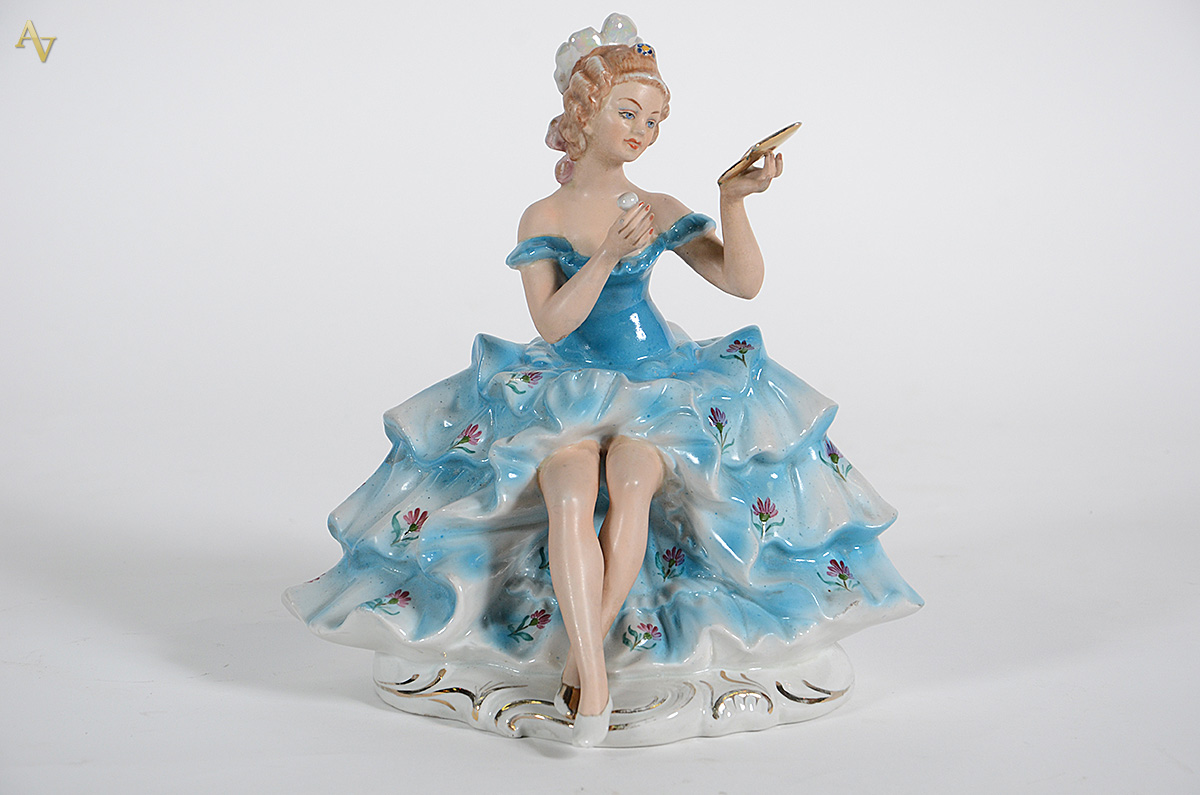 Escultura de porcelana policromada representando Moça com vestido... - foto 1 de 2
