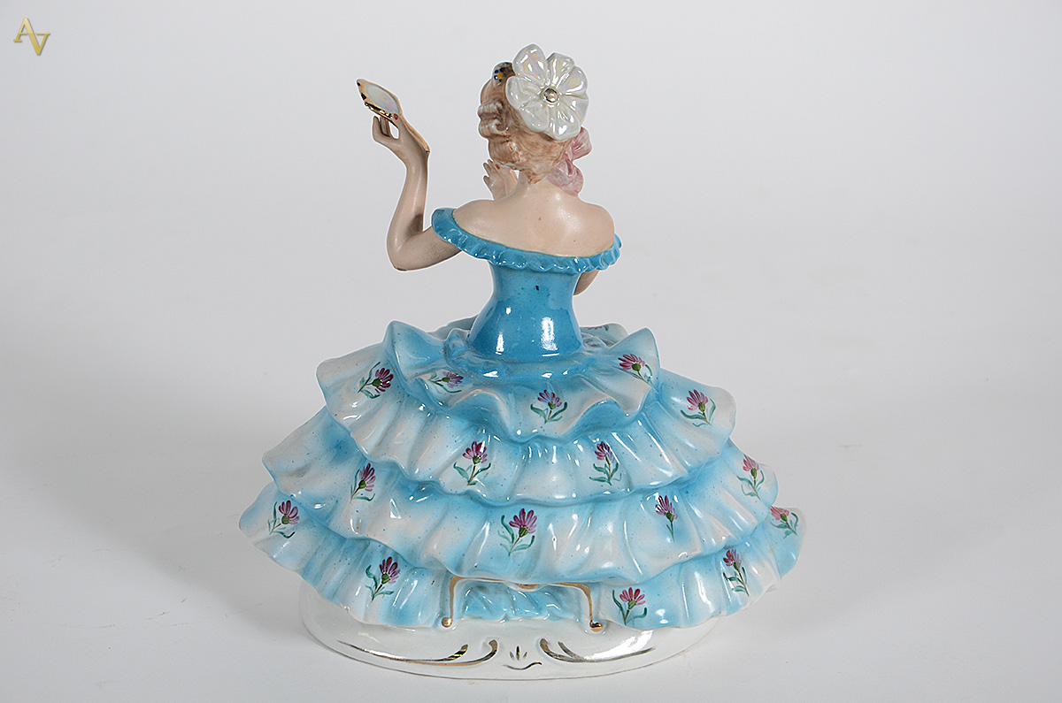 Escultura de porcelana policromada representando Moça com vestido... - foto 2 de 2