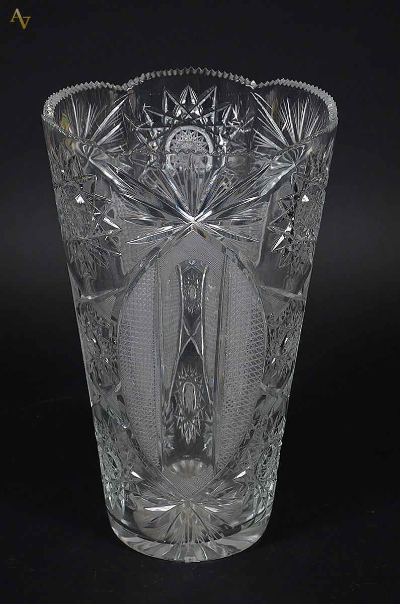 Vaso de cristal tcheco lapidado, borda serrilhada. Altura 36 cm.