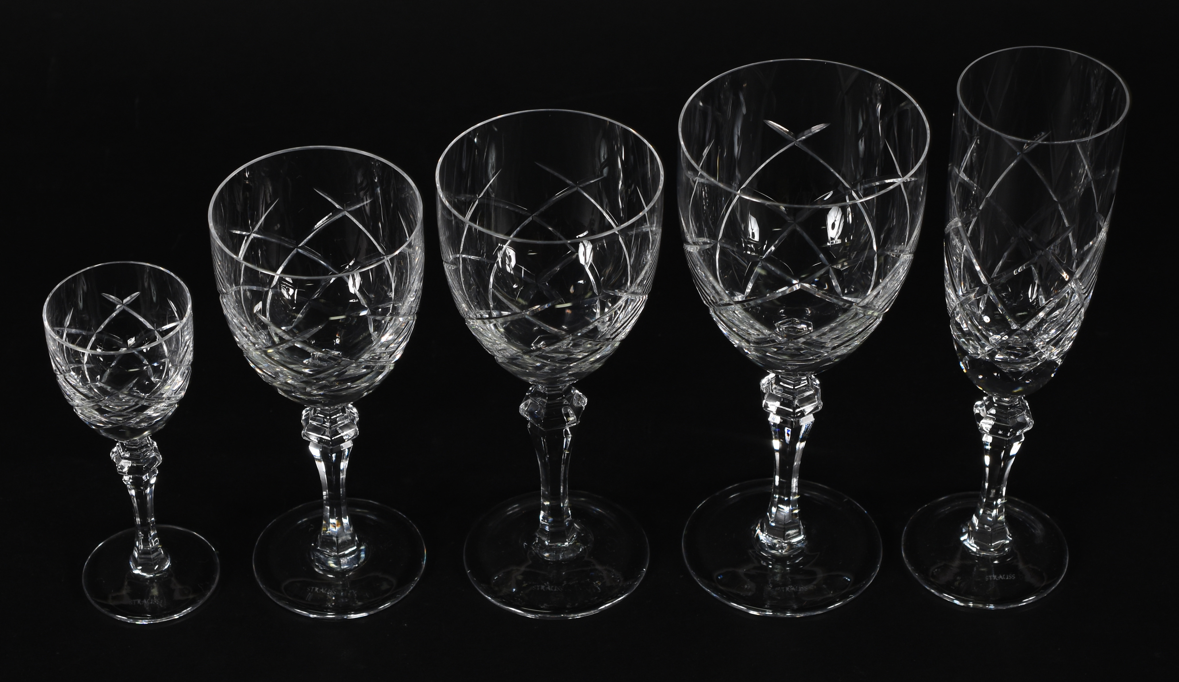 Serviço de cristal Strauss lapidado com frisos , 6 flutes, 3 para... - foto 4 de 5