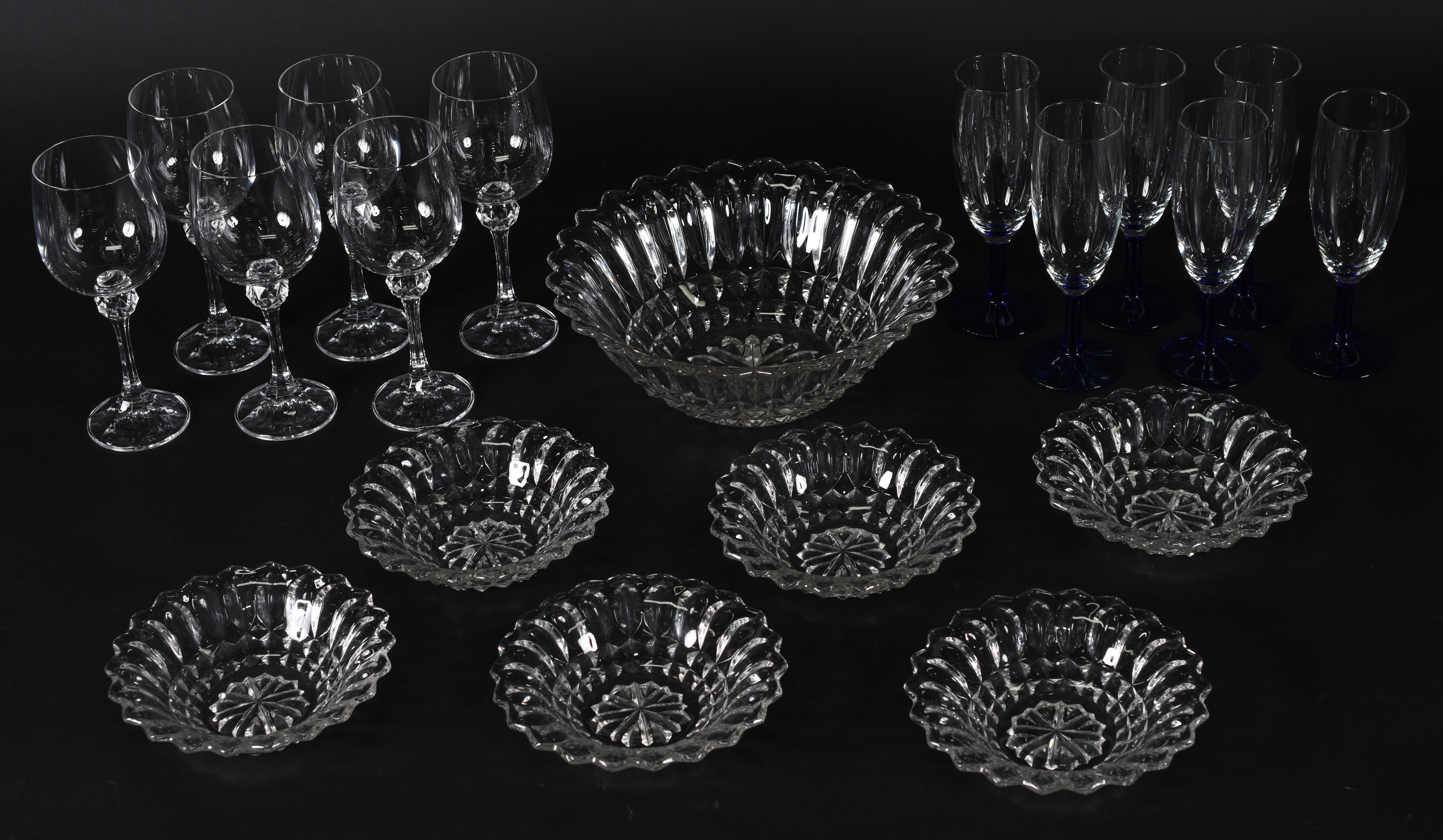 Diversas peças de vidro: 6 flutes com pé azul, 6 cálices para vinho... - foto 1 de 8