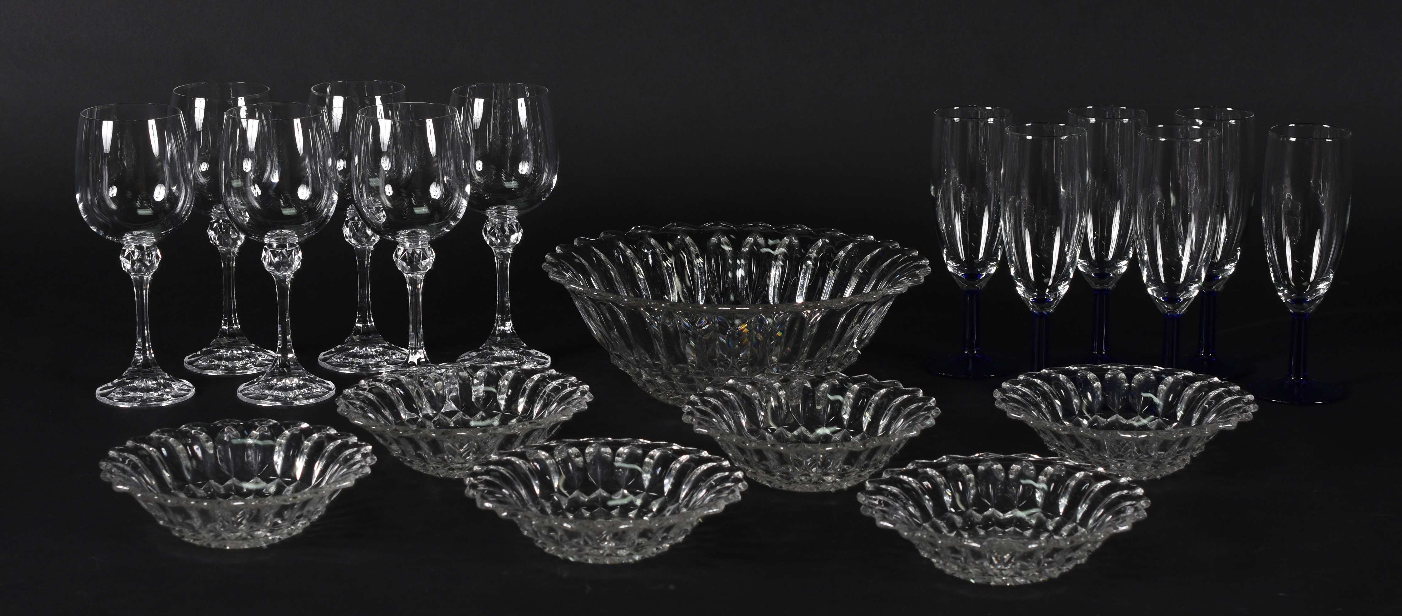 Diversas peças de vidro: 6 flutes com pé azul, 6 cálices para vinho... - foto 2 de 8