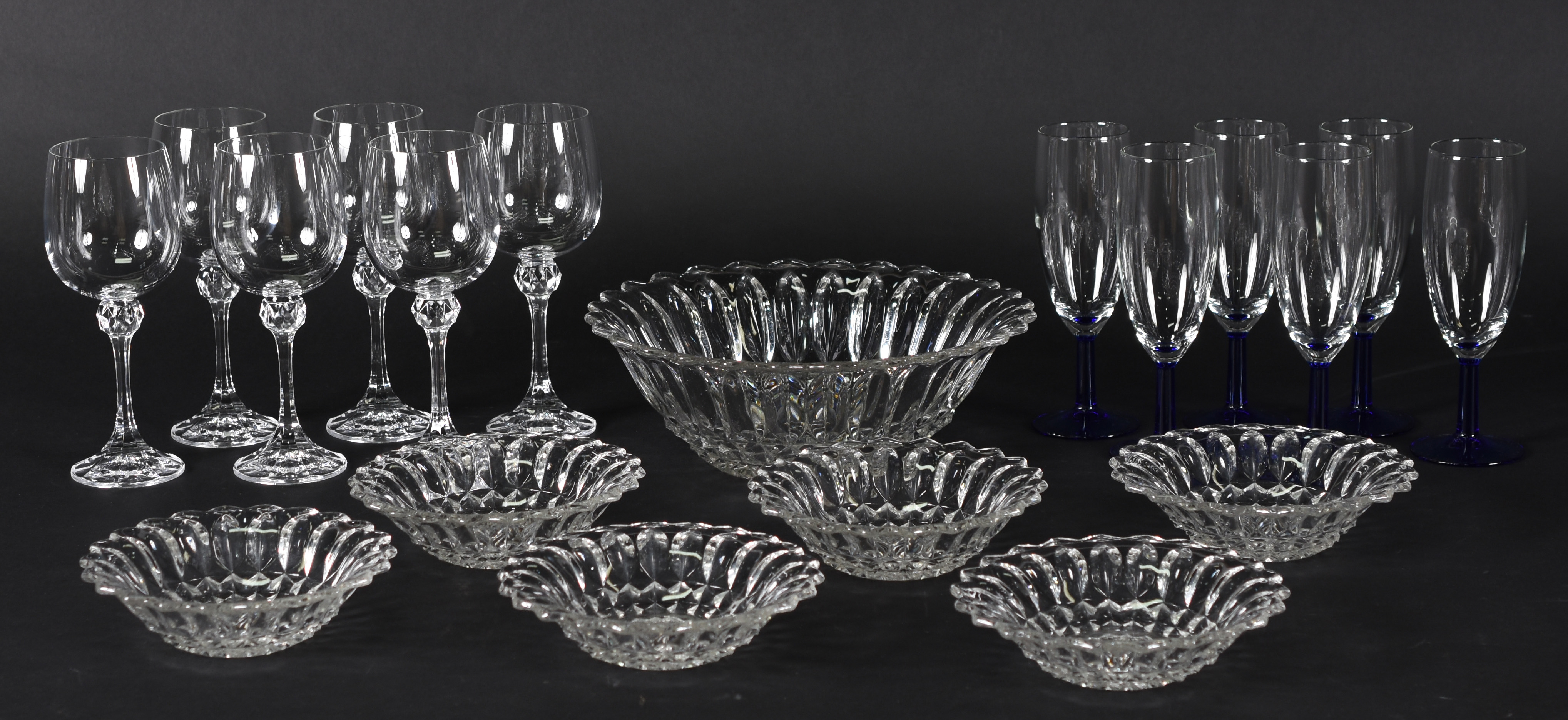 Diversas peças de vidro: 6 flutes com pé azul, 6 cálices para vinho... - foto 3 de 8