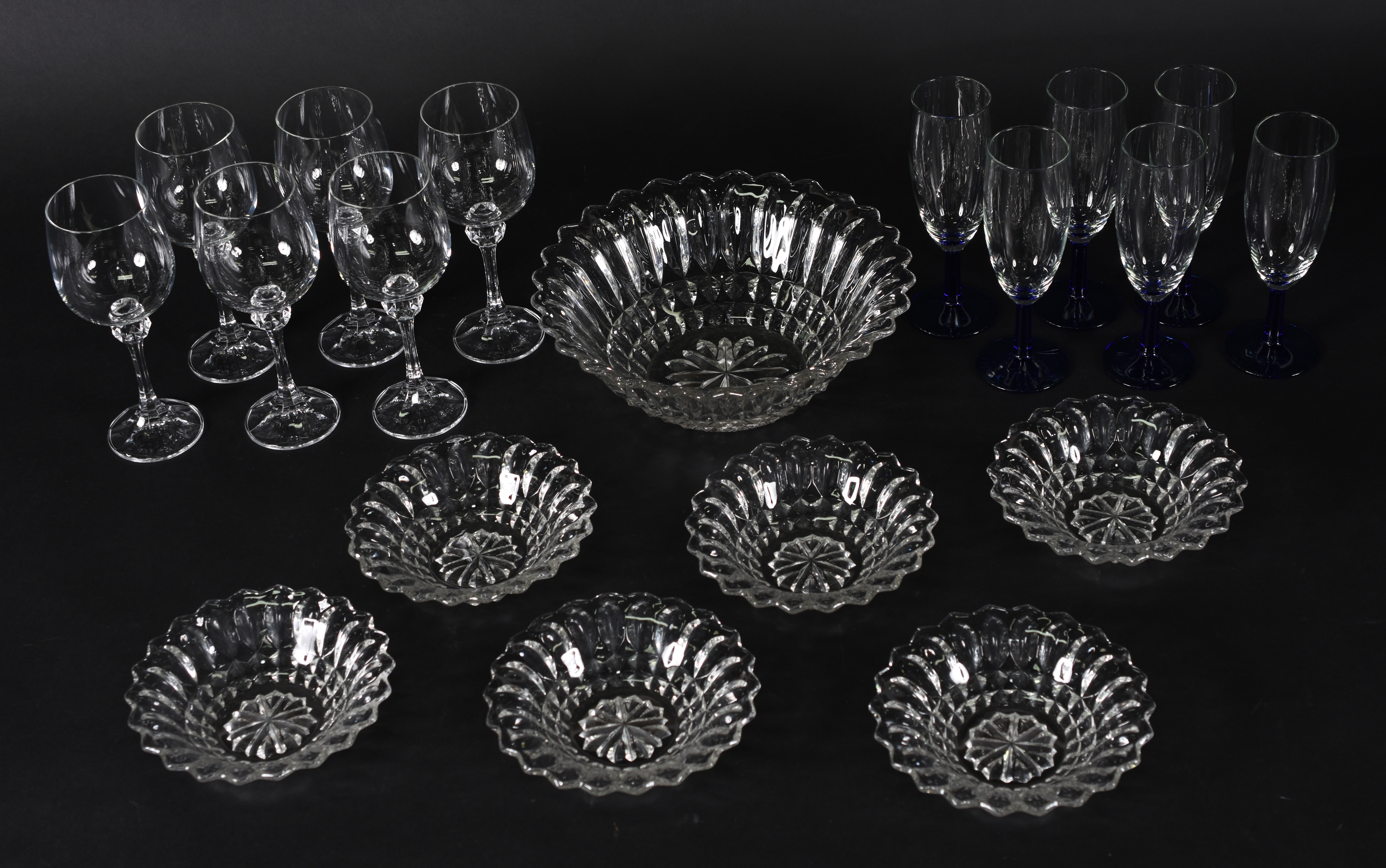 Diversas peças de vidro: 6 flutes com pé azul, 6 cálices para vinho... - foto 4 de 8