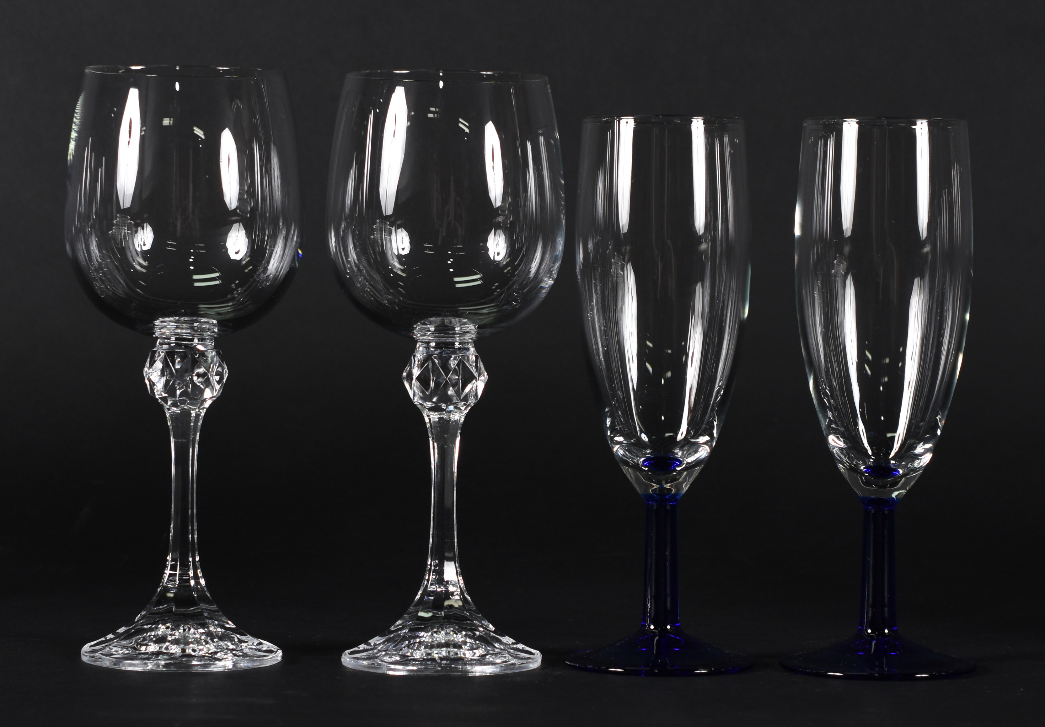Diversas peças de vidro: 6 flutes com pé azul, 6 cálices para vinho... - foto 6 de 8