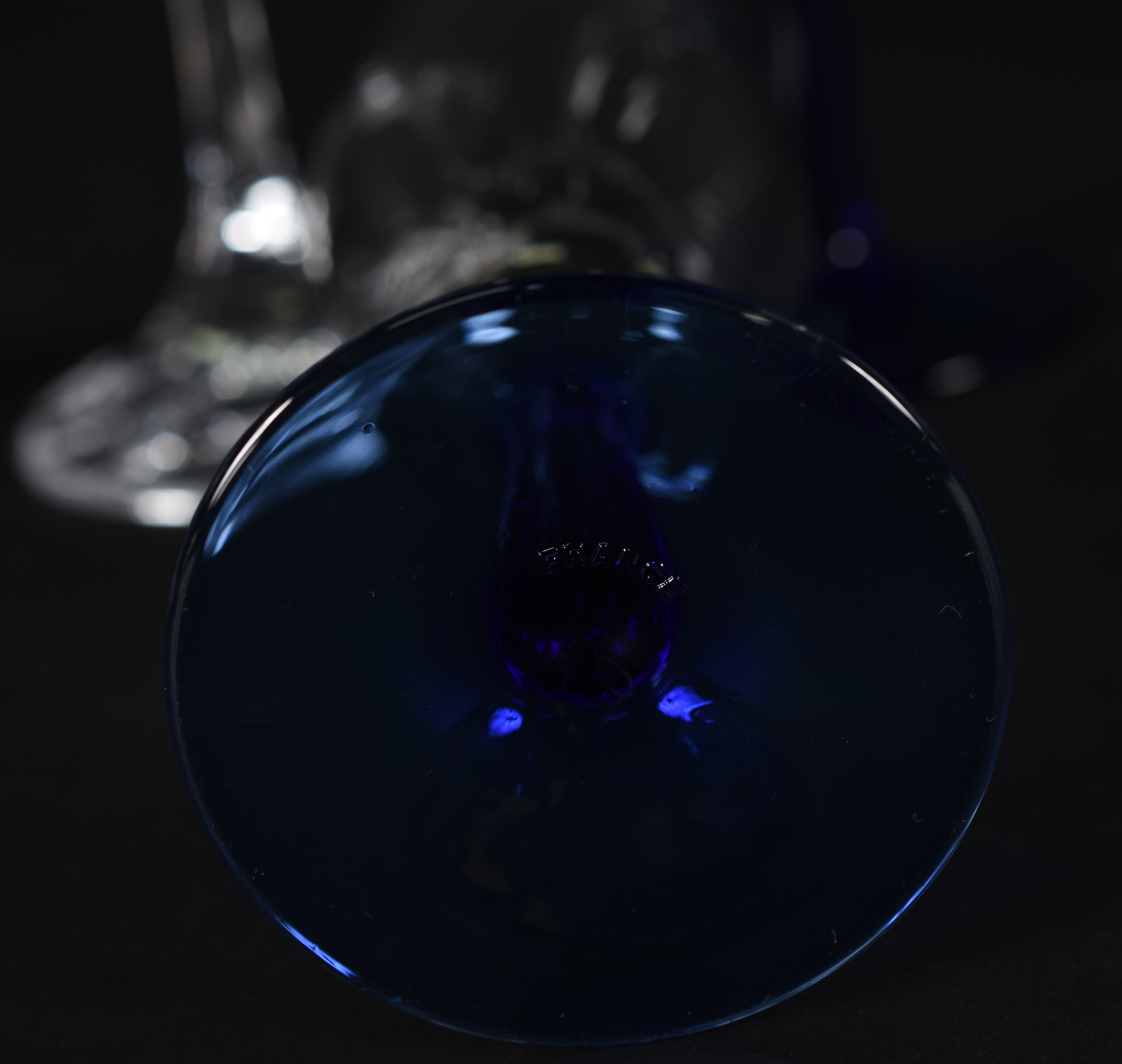 Diversas peças de vidro: 6 flutes com pé azul, 6 cálices para vinho... - foto 8 de 8