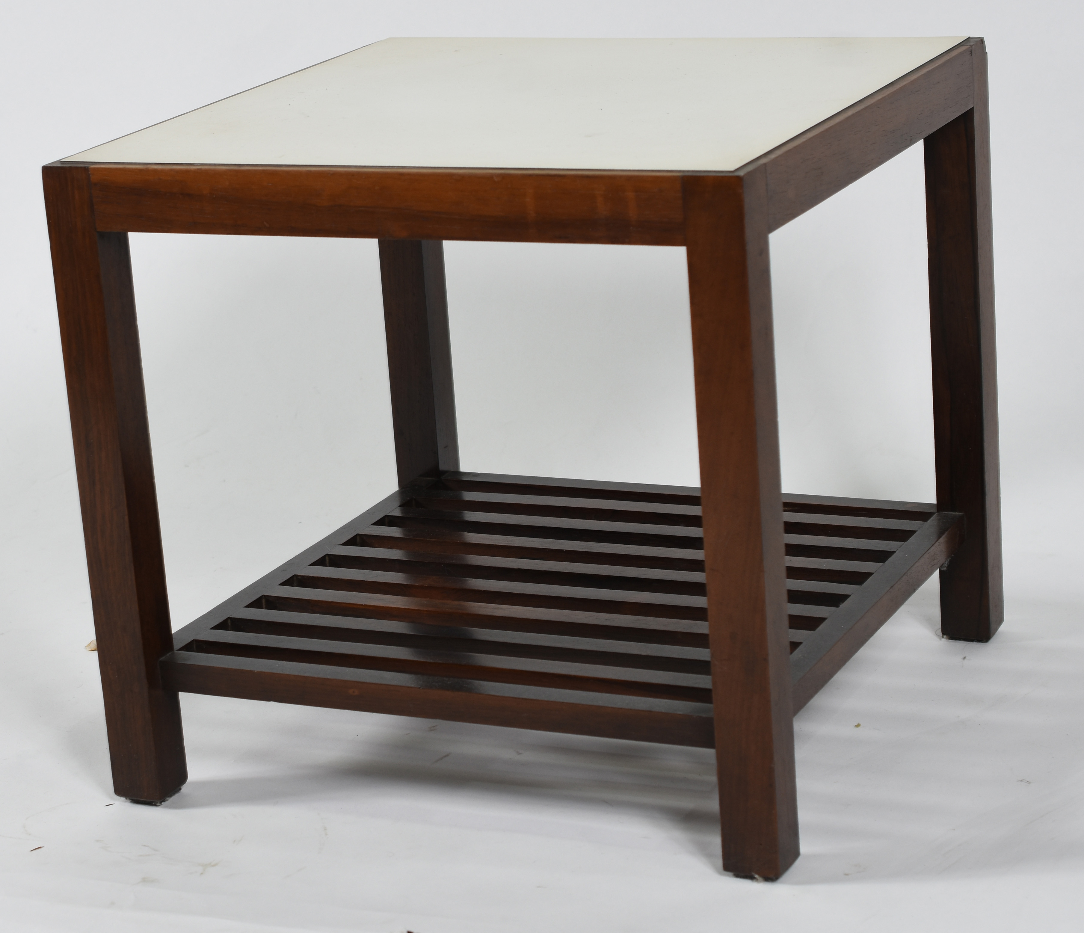 Mesa lateral de madeira nobre, platô inferior em ripas, tampo de... - foto 1 de 3