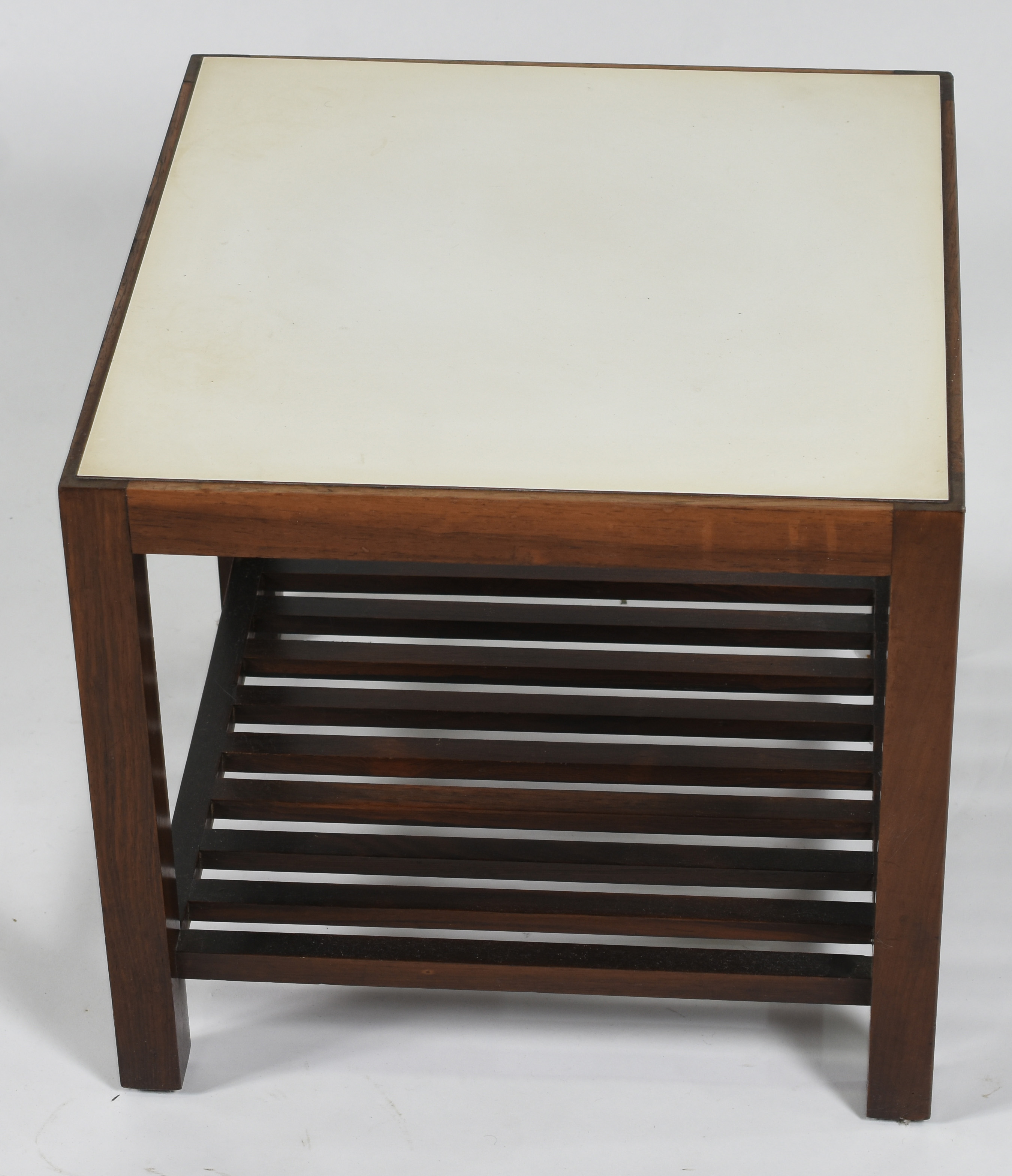 Mesa lateral de madeira nobre, platô inferior em ripas, tampo de... - foto 2 de 3