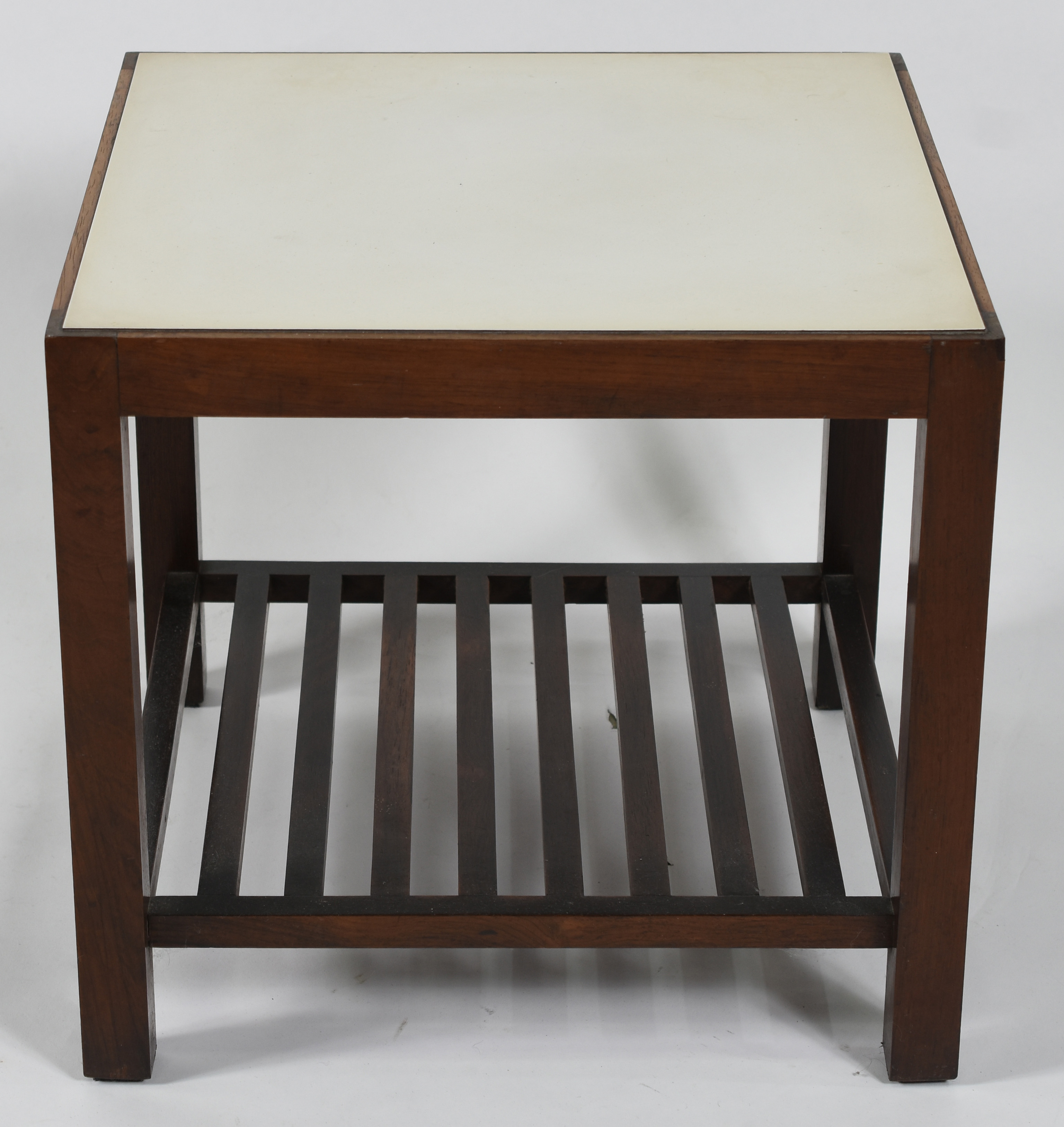 Mesa lateral de madeira nobre, platô inferior em ripas, tampo de... - foto 3 de 3
